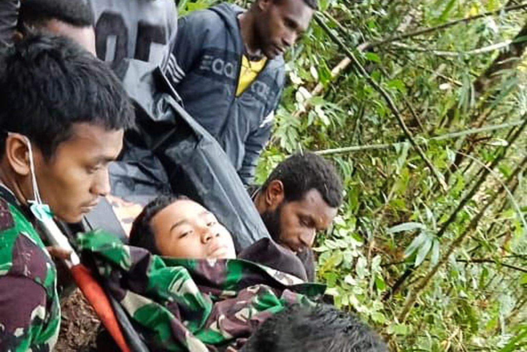 Una foto impresa puesta a disposición por el Comando Militar Papua Cendrawasih. muestra a los rescatistas evacuando al sobreviviente de un avión Pilatus accidentado en la montaña Menuk en Oksibil, Papua, Indonesia. Foto: EFE