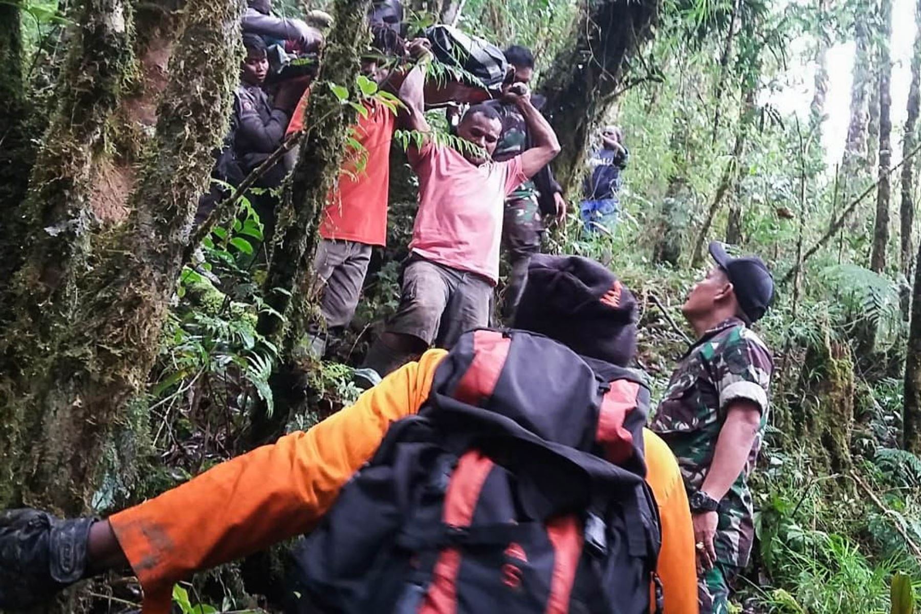 Una foto impresa puesta a disposición por el Comando Militar Papua Cendrawasih. muestra a los rescatistas evacuando al sobreviviente de un avión Pilatus accidentado en la montaña Menuk en Oksibil, Papua, Indonesia. Foto: EFE