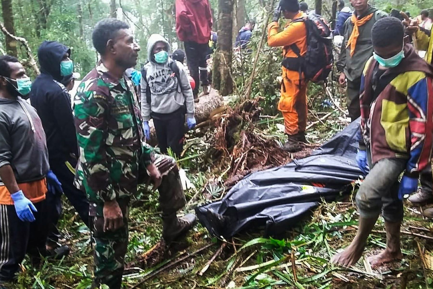 Una foto impresa puesta a disposición por el Comando Militar Papua Cendrawasih, muestra a los rescatistas evacuando el cuerpo de las víctimas del avión Pilatus accidentado en la montaña Menuk en Oksibil, Papua, Indonesia. EFE
