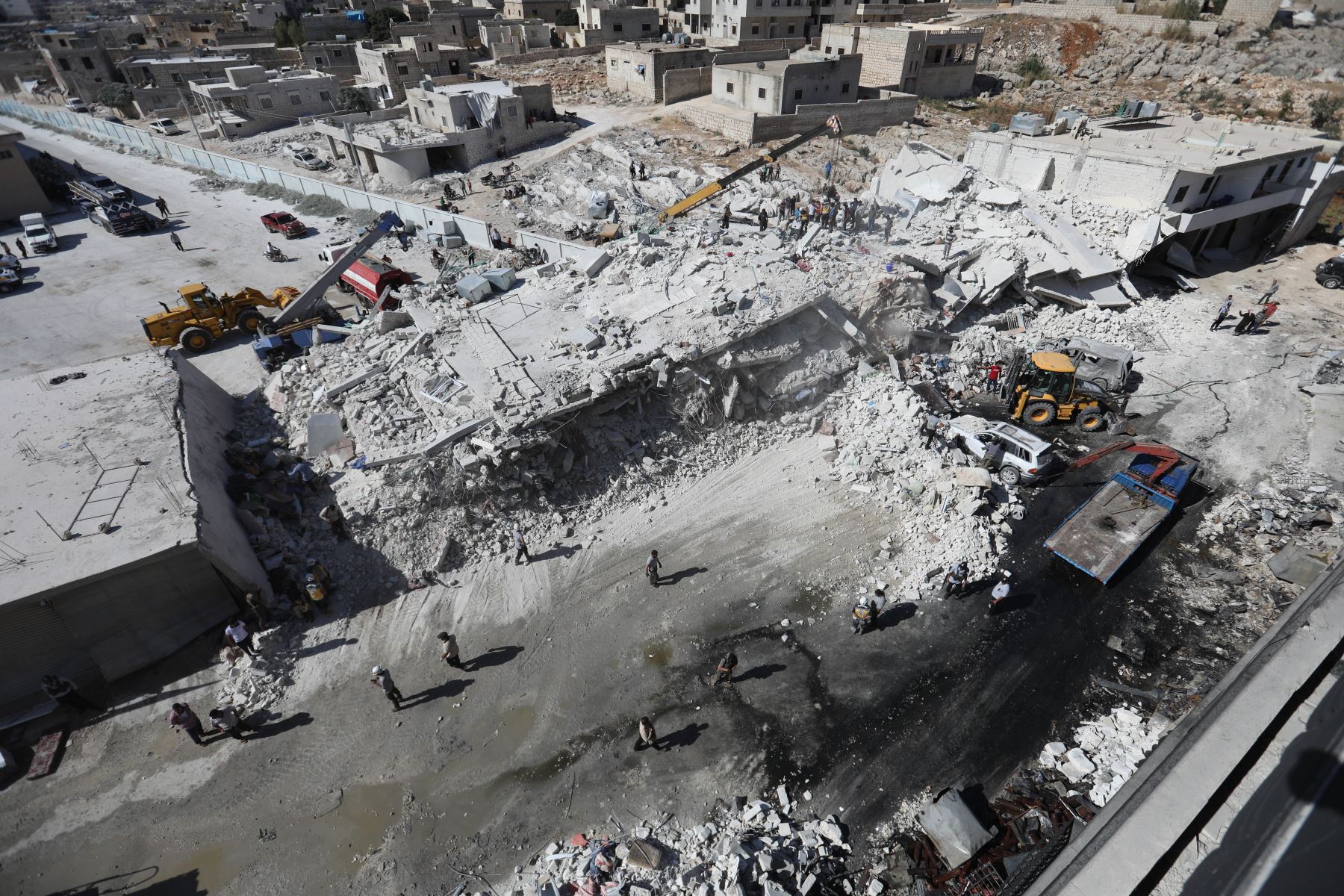 Los edificios destruidos, después de una explosión en un depósito de armas en una zona residencial en la ciudad de Sarmada en la norteña provincia siria de Idlib, en la que, según informes, murieron decenas de personas. / AFP