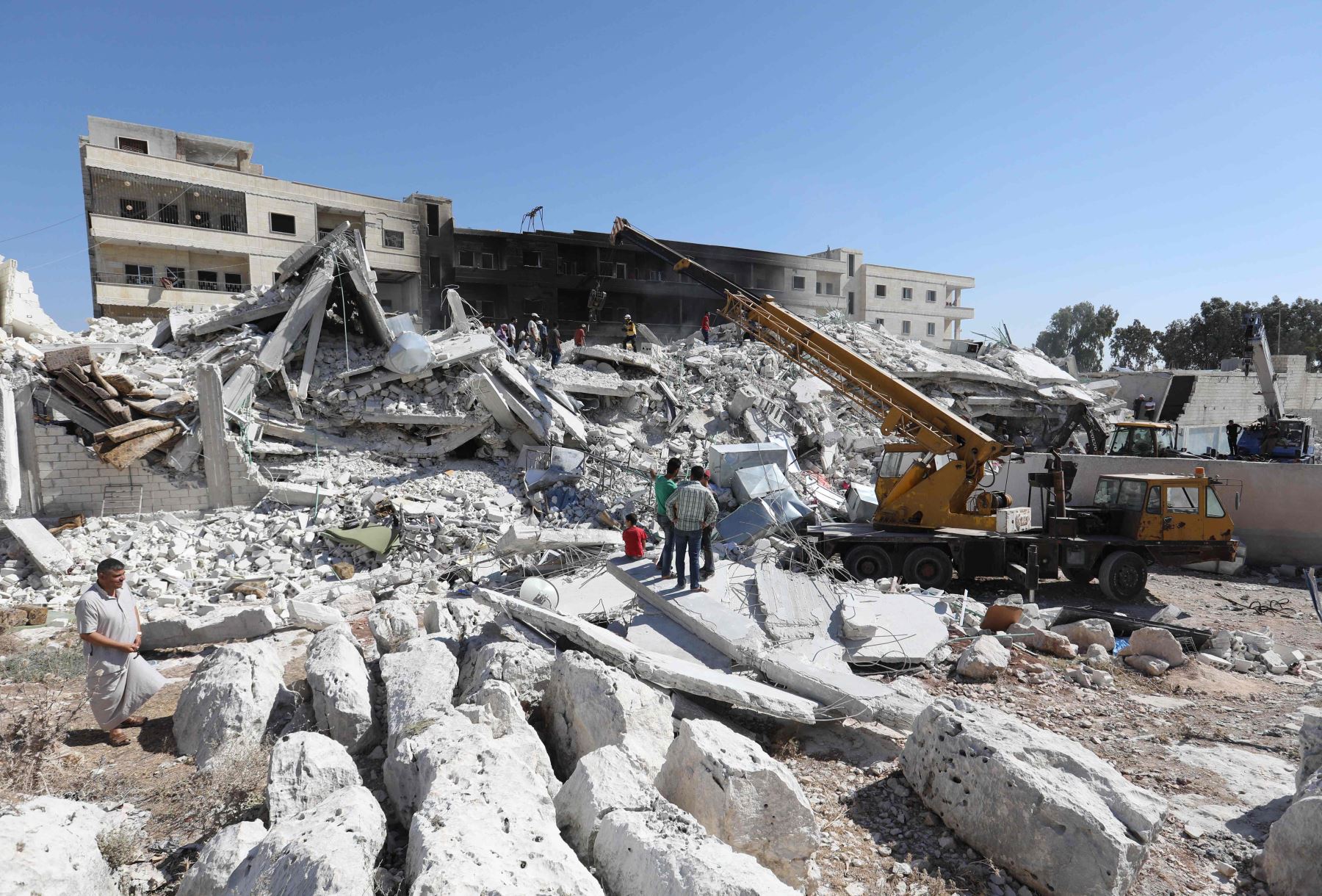 Edificios destruidos después de una explosión en un depósito de armas en la ciudad de Sarmada Foto: AFP