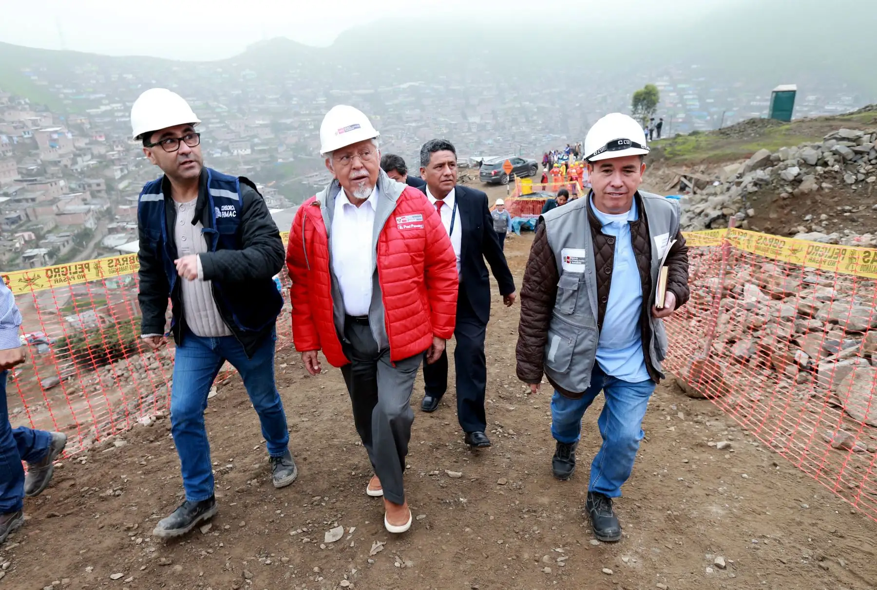 El ministro de Vivienda, Construcción y Saneamiento, Javier Piqué inspecciona avance de construcción de reservorio  en las Lomas de Amancaes-Rimac. Foto: ANDINA/Norman Córdova
