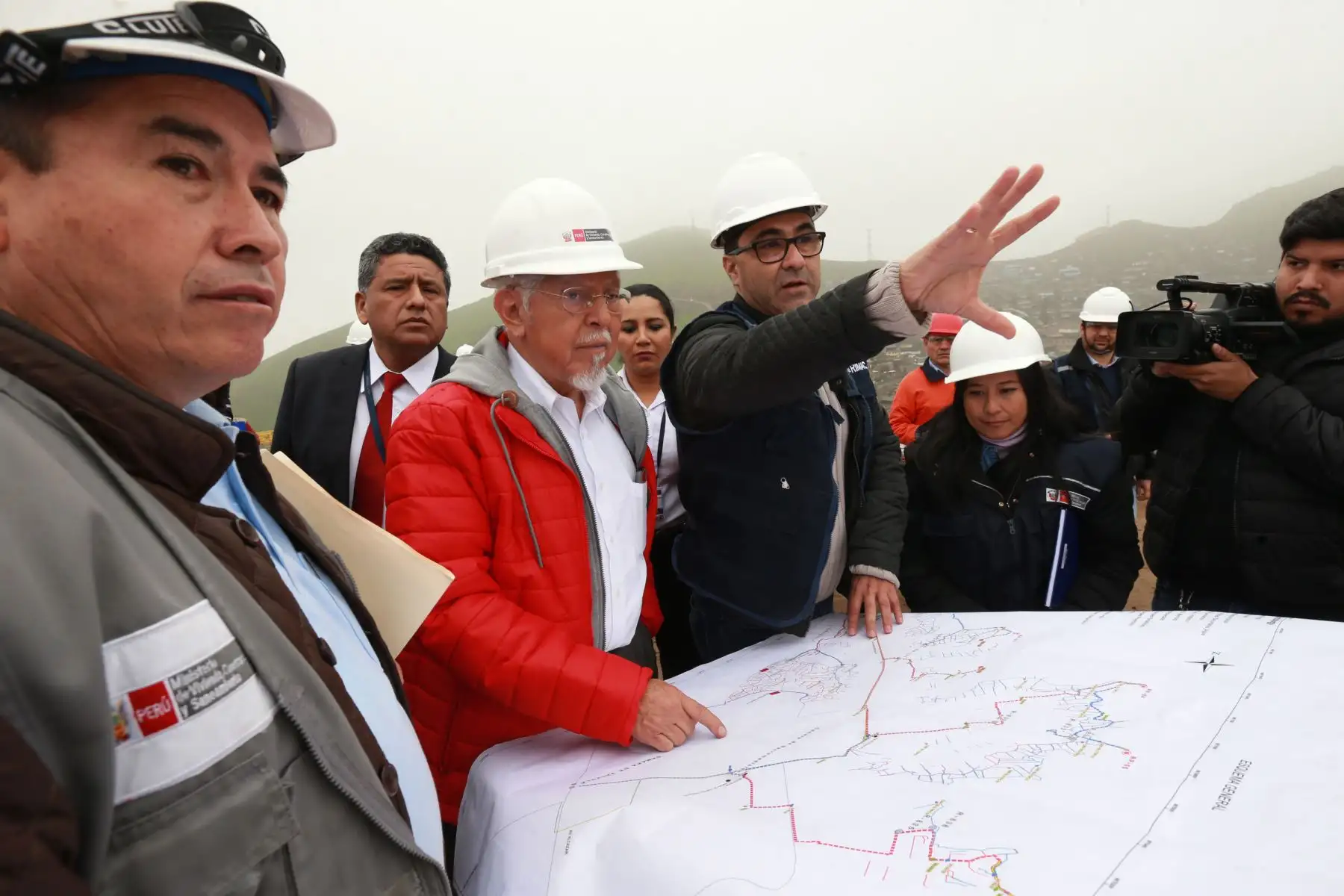 El ministro de Vivienda, Construcción y Saneamiento, Javier Piqué inspecciona avance de construcción de reservorio  en las Lomas de Amancaes-Rimac. Foto: ANDINA/Norman Córdova