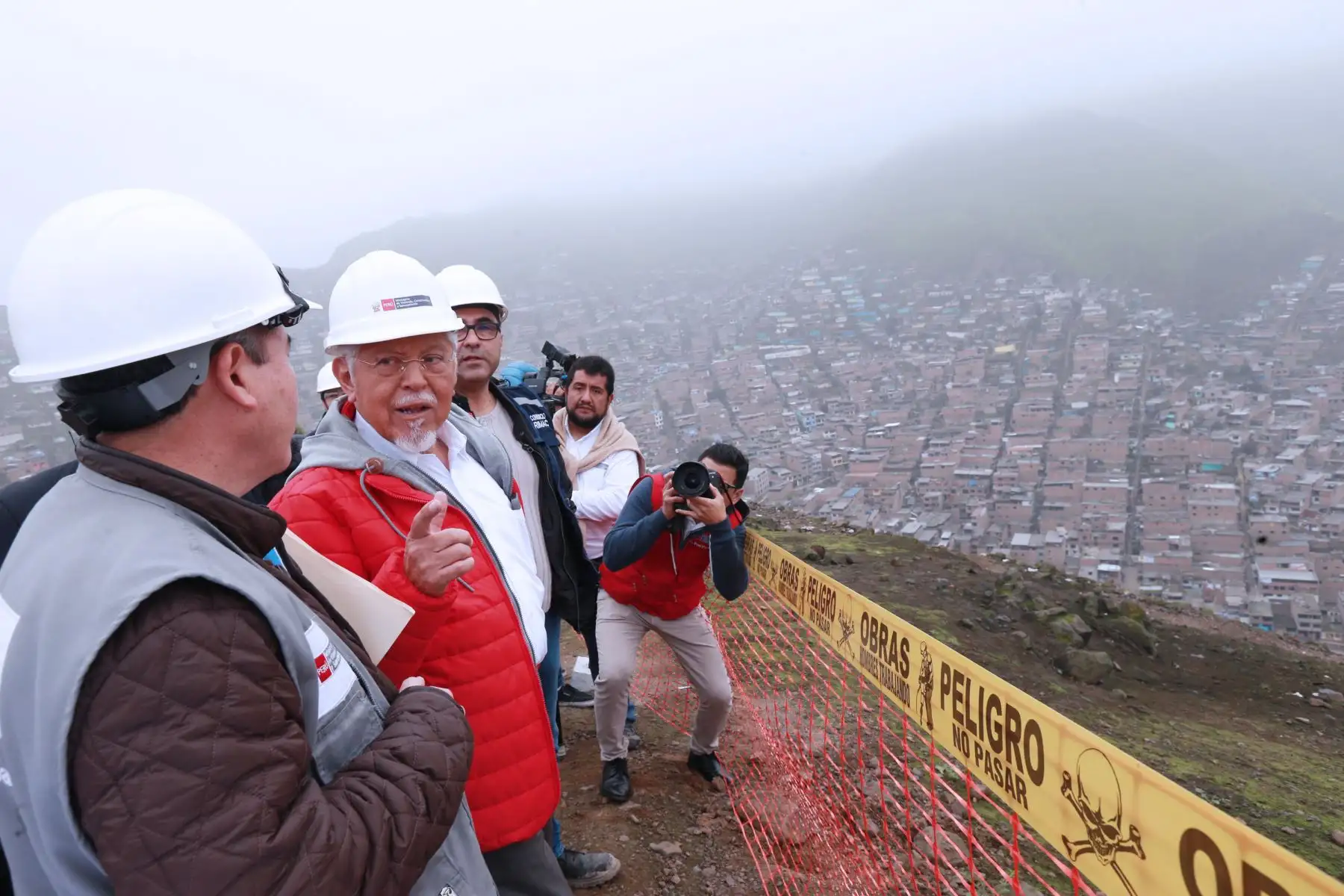 El ministro de Vivienda, Construcción y Saneamiento, Javier Piqué inspecciona avance de construcción de reservorio  en las Lomas de Amancaes-Rimac. Foto: ANDINA/Norman Córdova