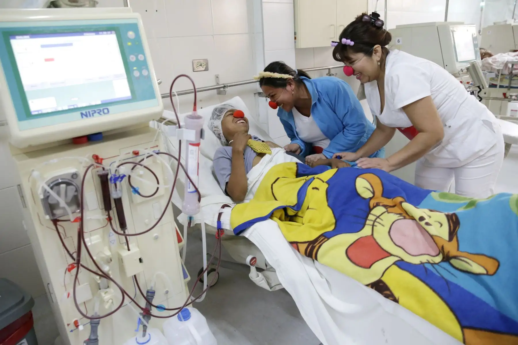 Con el propósito sensibilizar al personal que labora en salud sobre los derechos que gozan los pacientes y de promover la calidad en la atención y un trato amable hacia los niños hospitalizados y sus familiares, el personal médico  y administrativo del Instituto Nacional de Salud del Niño realiza actividades para celebrar el Día del buen Trato al Paciente. Foto: ANDINA/Melina Mejía