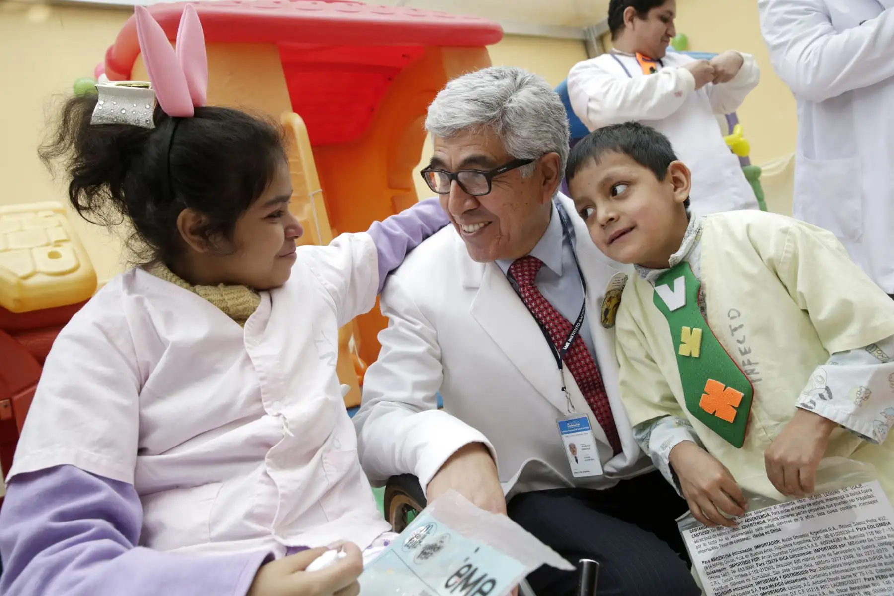 Dr. Jorge Asdrubal, Director del INSN comparte con los pequeños pacientes del hospital . Foto: ANDINA/Melina Mejía
