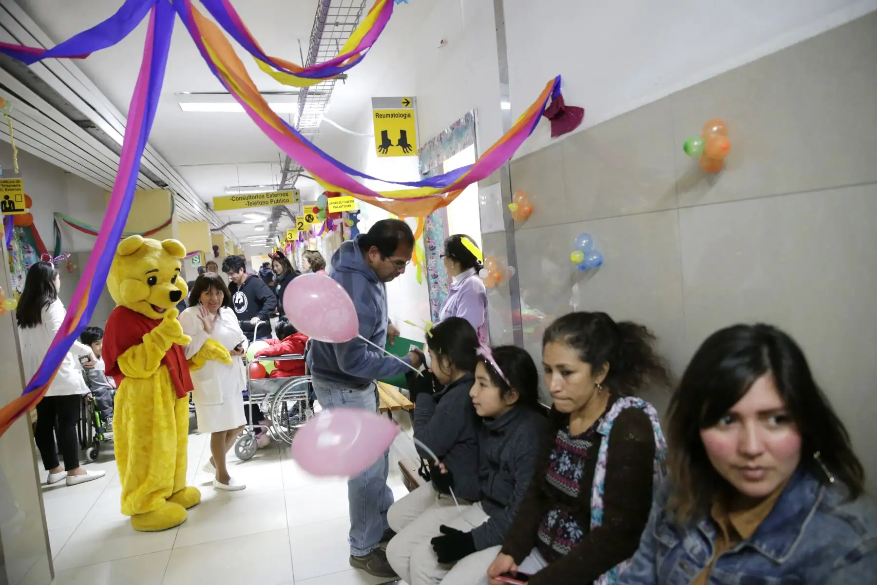 Hoy los diferentes servicios especializados del nosocomio, fueron especialmente decorados para llevar alegría a los pequeños. Foto: ANDINA/Melina Mejía