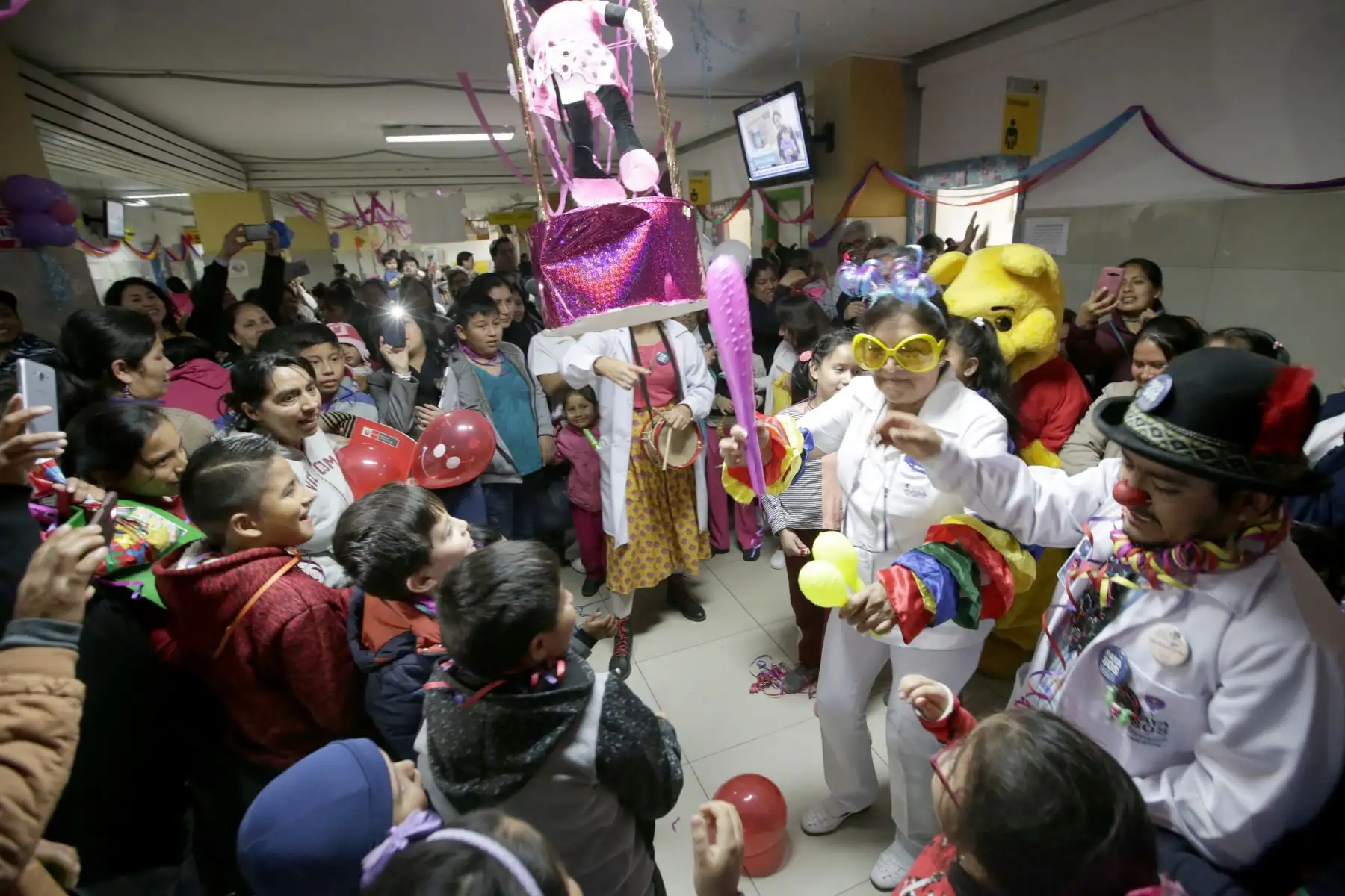 Con alegría y muchas sorpresas, médicos y enfermeras recibieron  a los niños que acudieron a sus consultas medicas. Foto: ANDINA/Melina Mejía