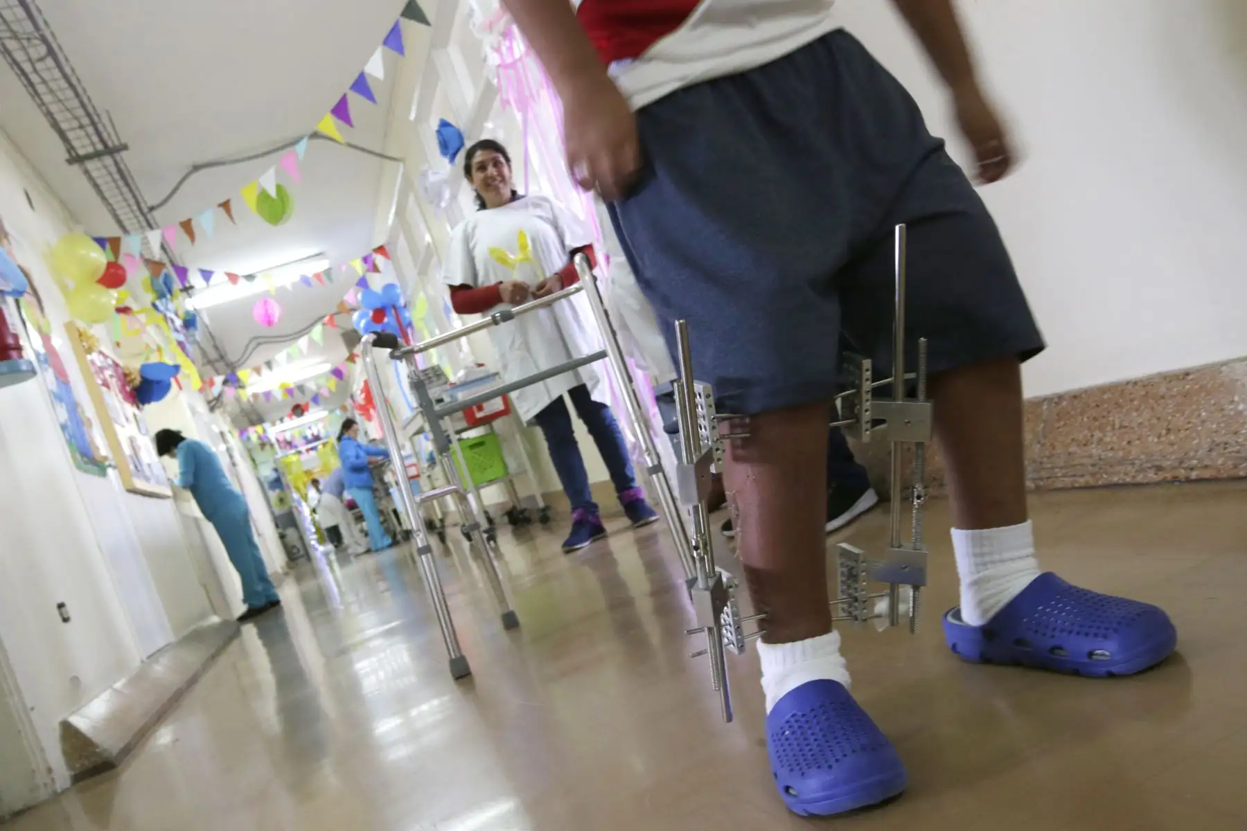 El personal medico lleno de alegría las salas donde se encuentran internados los pequeños . Foto: ANDINA/Melina Mejía