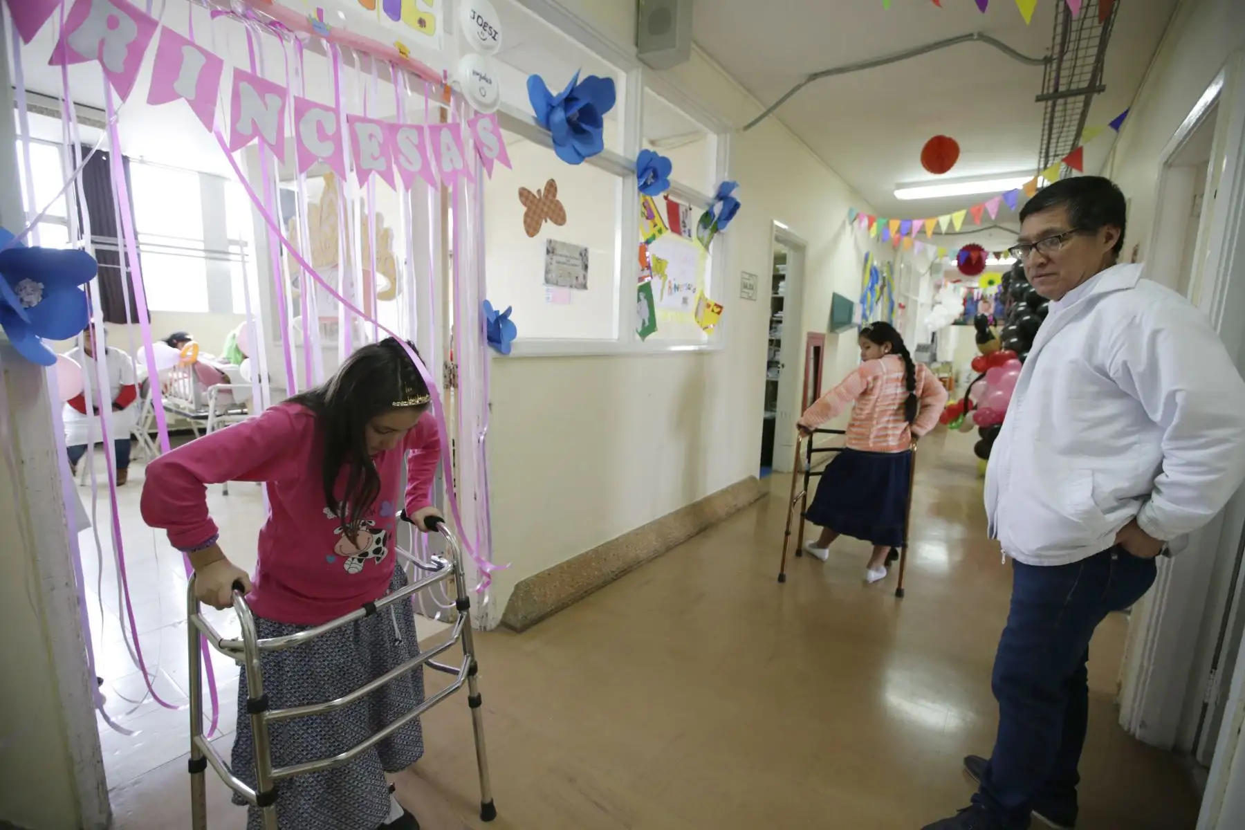 El personal medico lleno de alegría las salas donde se encuentran internados los pequeños . Foto: ANDINA/Melina Mejía