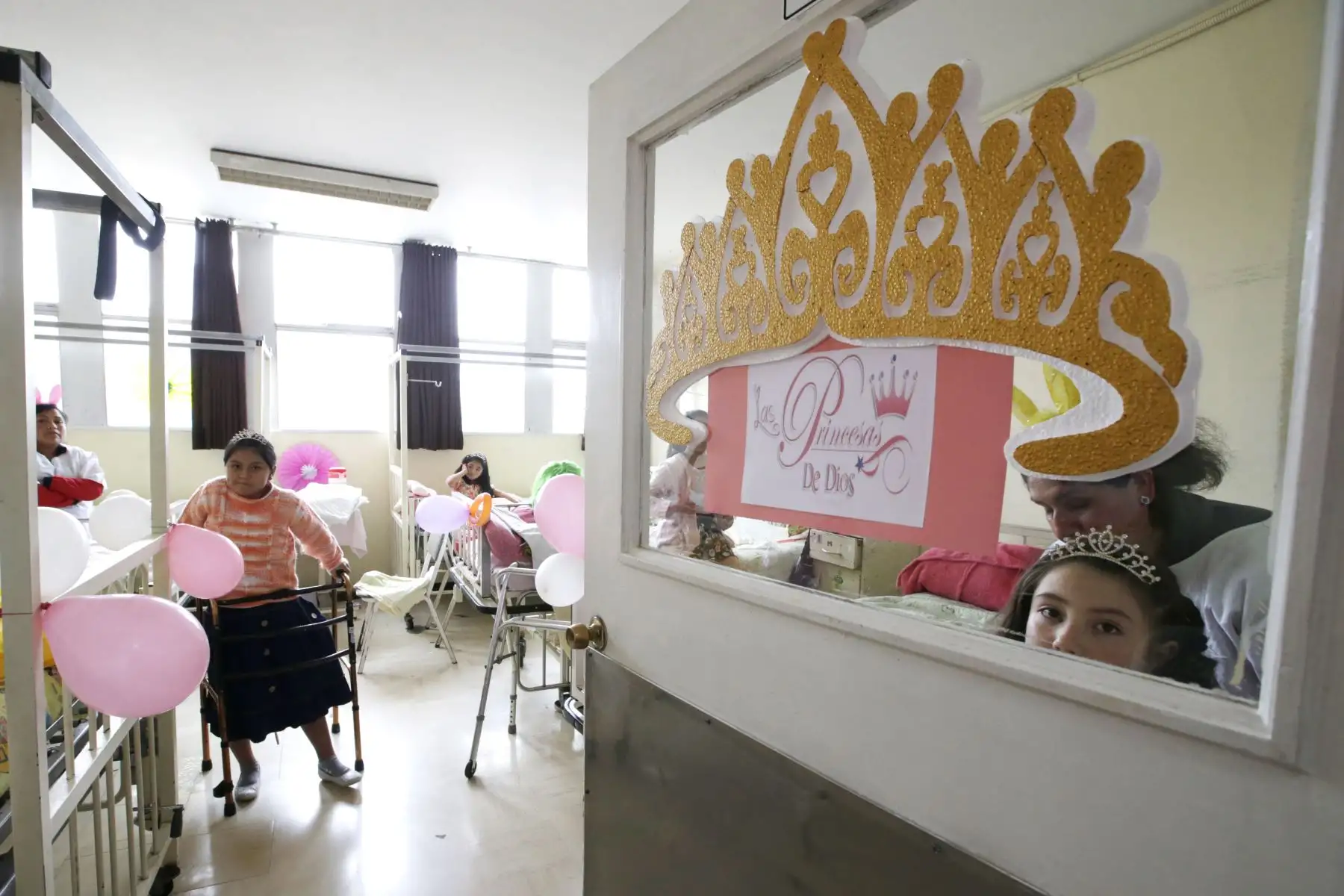 Hoy los diferentes servicios especializados del nosocomio, fueron especialmente decorados para llevar alegría a los pequeños. Foto: ANDINA/Melina Mejía