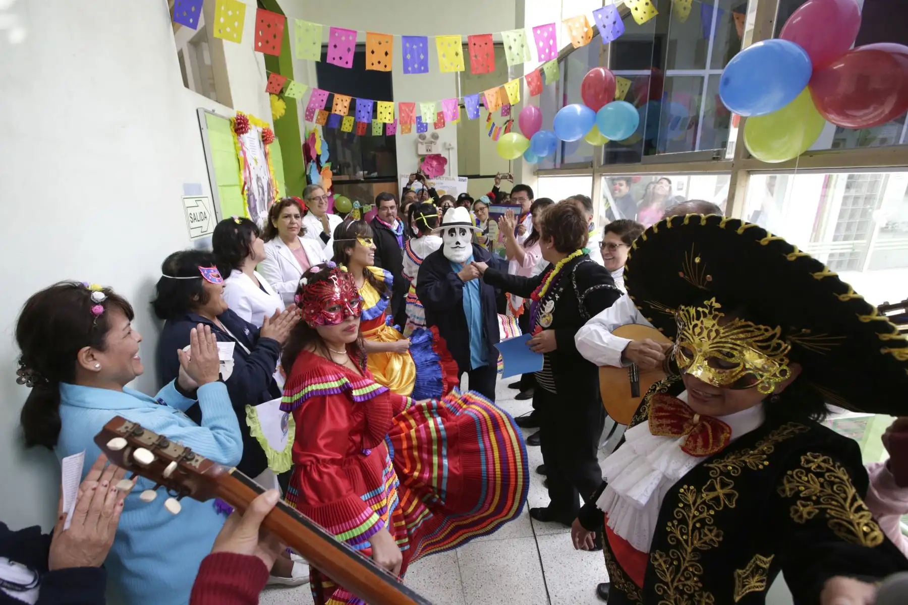 Hoy los diferentes servicios especializados del nosocomio, fueron especialmente decorados para llevar alegría a los pequeños. Foto: ANDINA/Melina Mejía