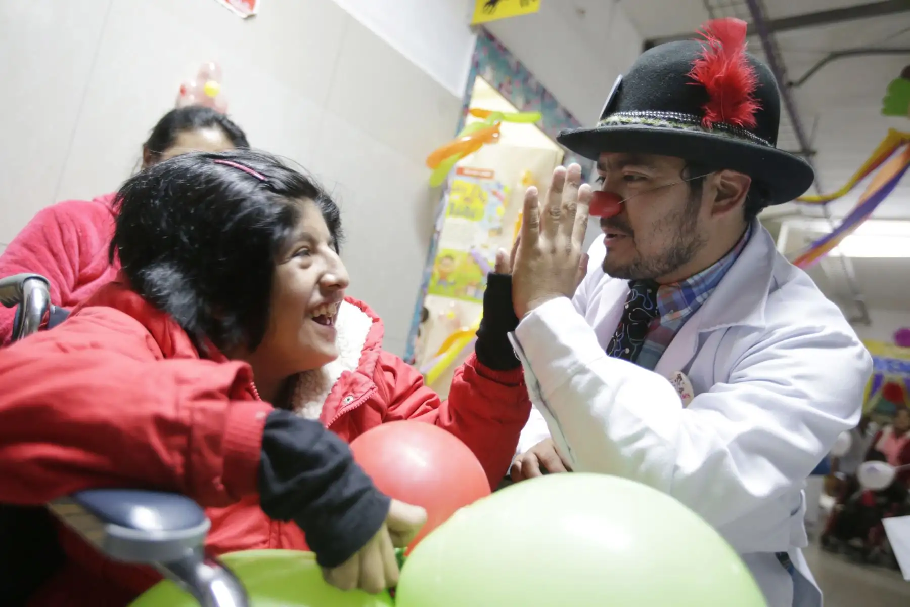 Los profesionales de la salud interactuan con los niños vestidos de clown. Foto: ANDINA/Melina Mejía