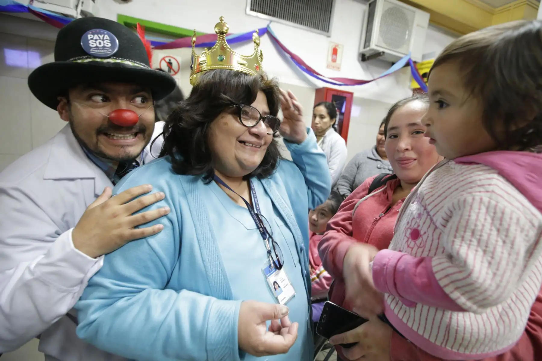Los profesionales de la salud interactuan con los niños vestidos de clown. Foto: ANDINA/Melina Mejía