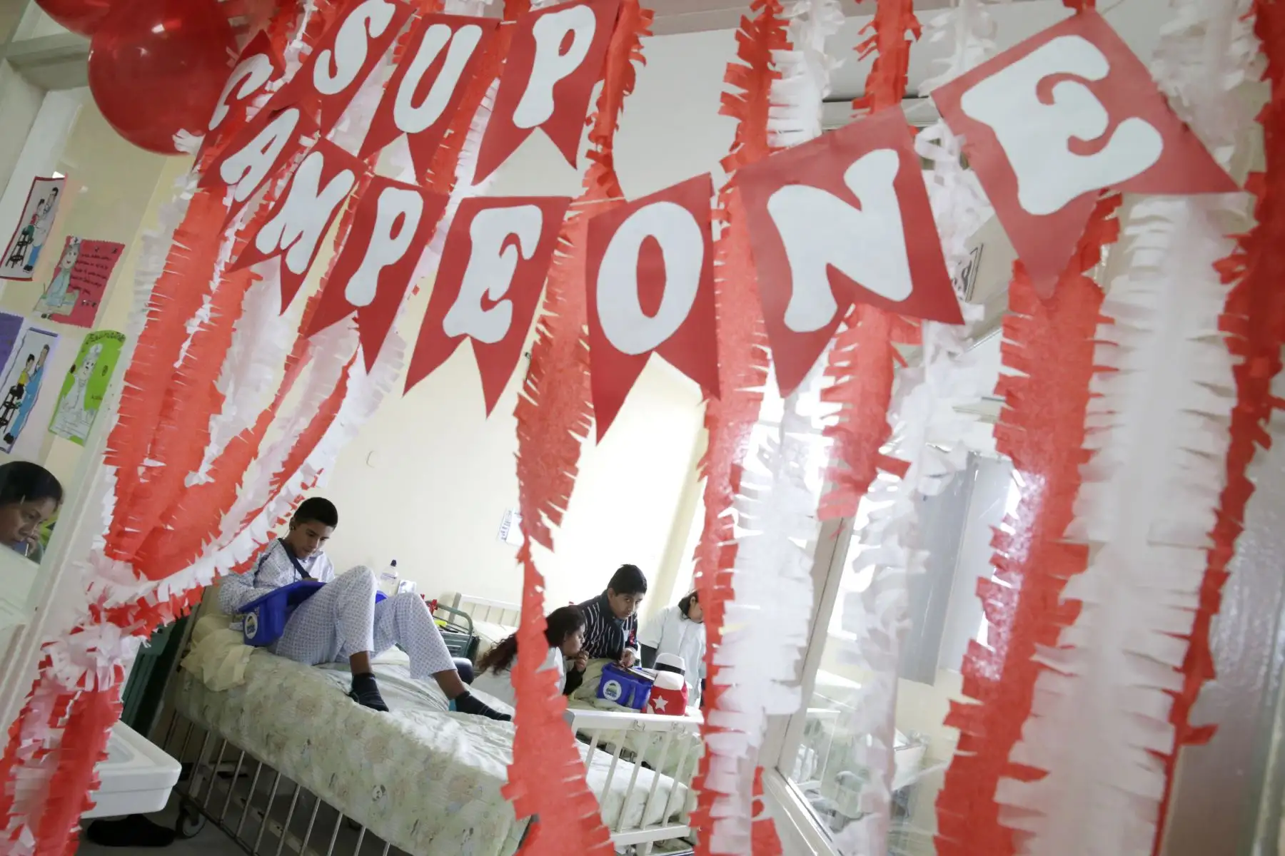 Hoy los diferentes servicios especializados del nosocomio, fueron especialmente decorados para llevar alegría a los pequeños. Foto: ANDINA/Melina Mejía