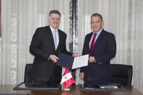 Titulares de la SMV, José Peschiera y de la BVL, Francis Stenning, firman convenio. Foto: Cortesía.