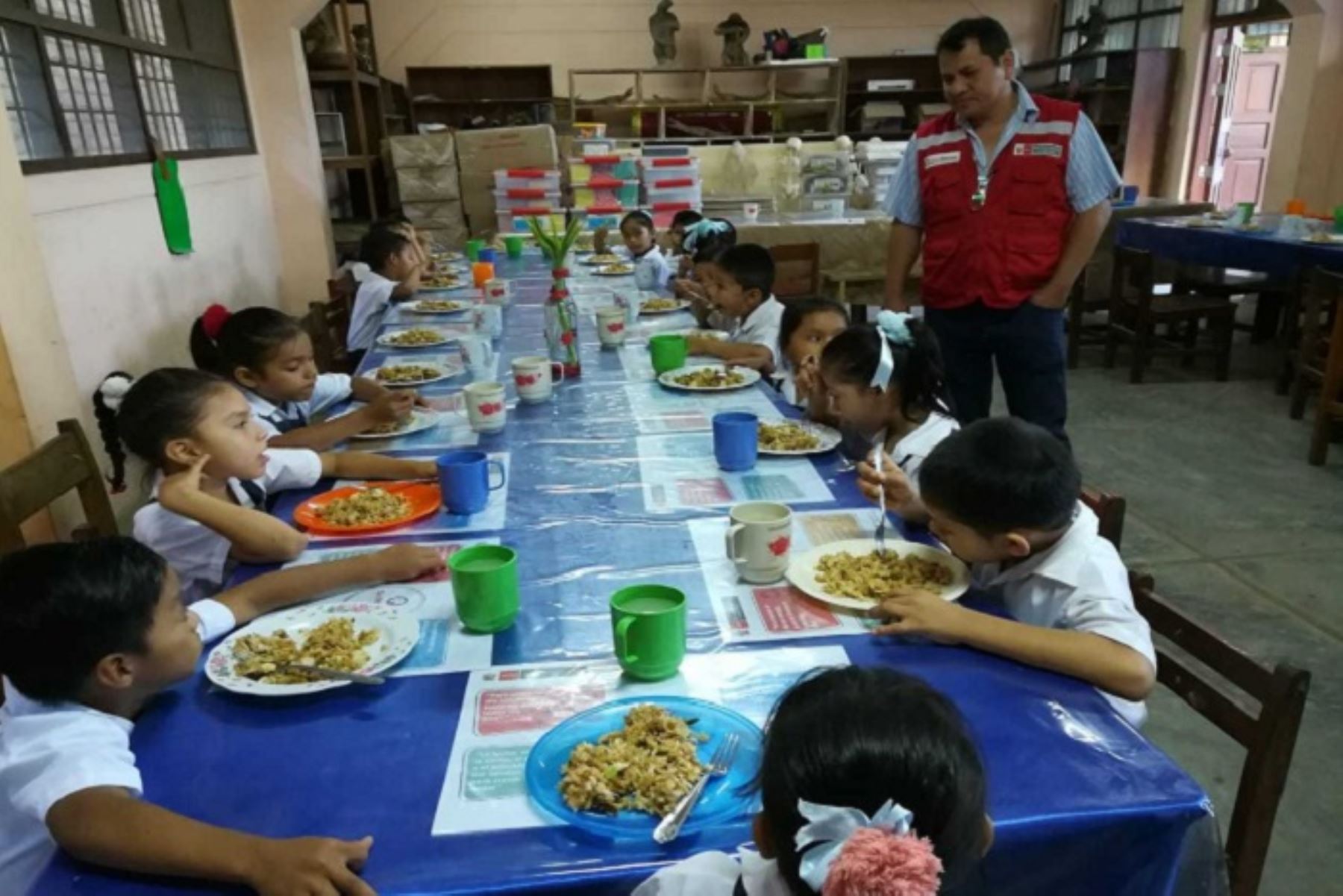 Casi 4 millones de escolares de Qali Warma reiniciaron clases con un buen desayuno y/o almuerzo luego de sus vacaciones de medio año. ANDINA/Difusión