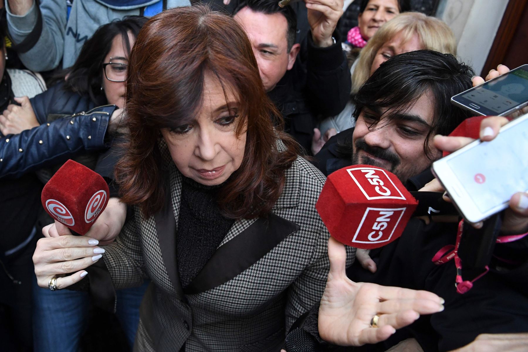 La ex presidenta argentina Cristina Kirchner deja su apartamento en camino a la corte en Buenos Aires Foto: AFP