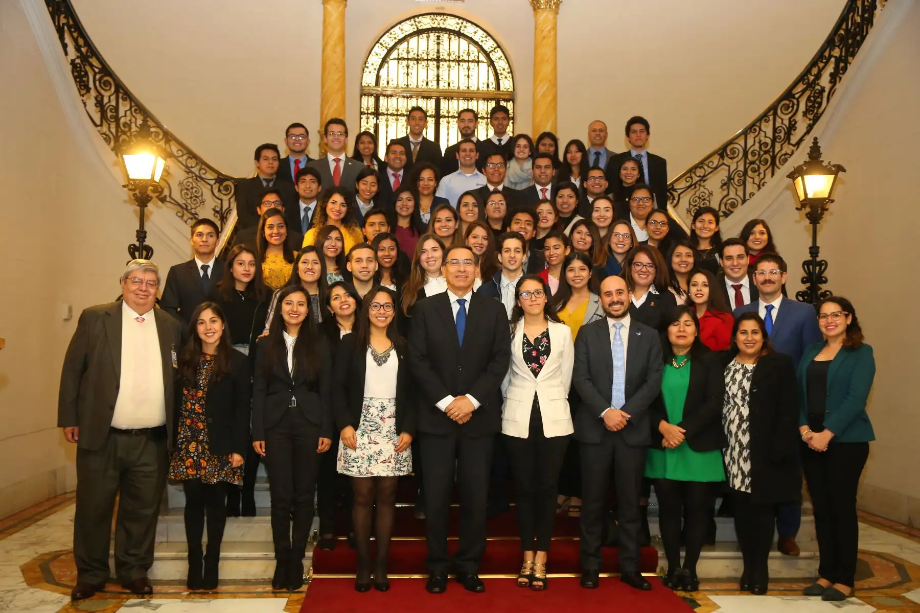 Presidente Martín Vizcarra, recibe a los embajadores y representantes del CADE Universitario en Palacio de Gobierno.