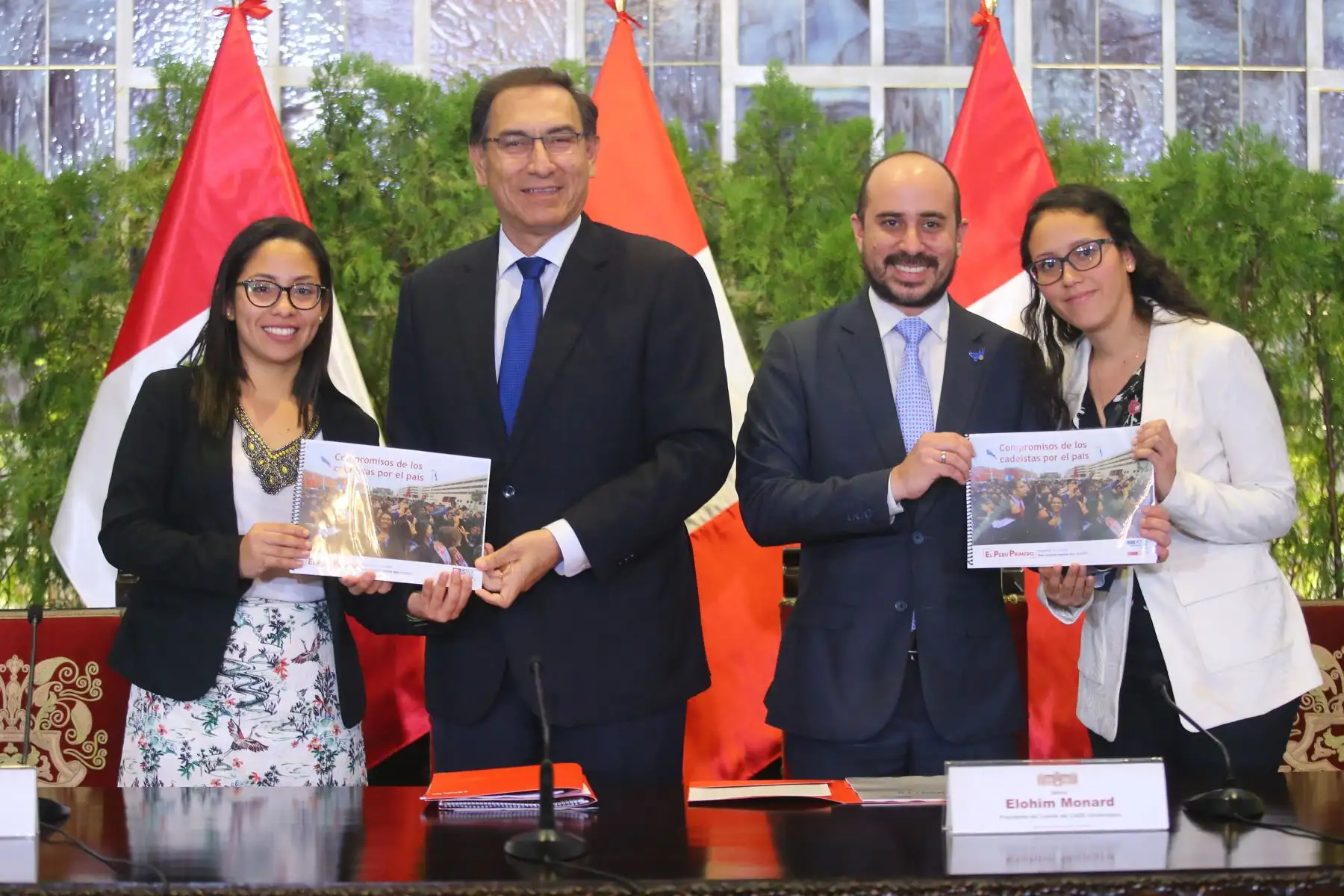 Presidente Martín Vizcarra, recibe a los embajadores y representantes del CADE Universitario en Palacio de Gobierno.: ANDINA/Prensa Presidencia