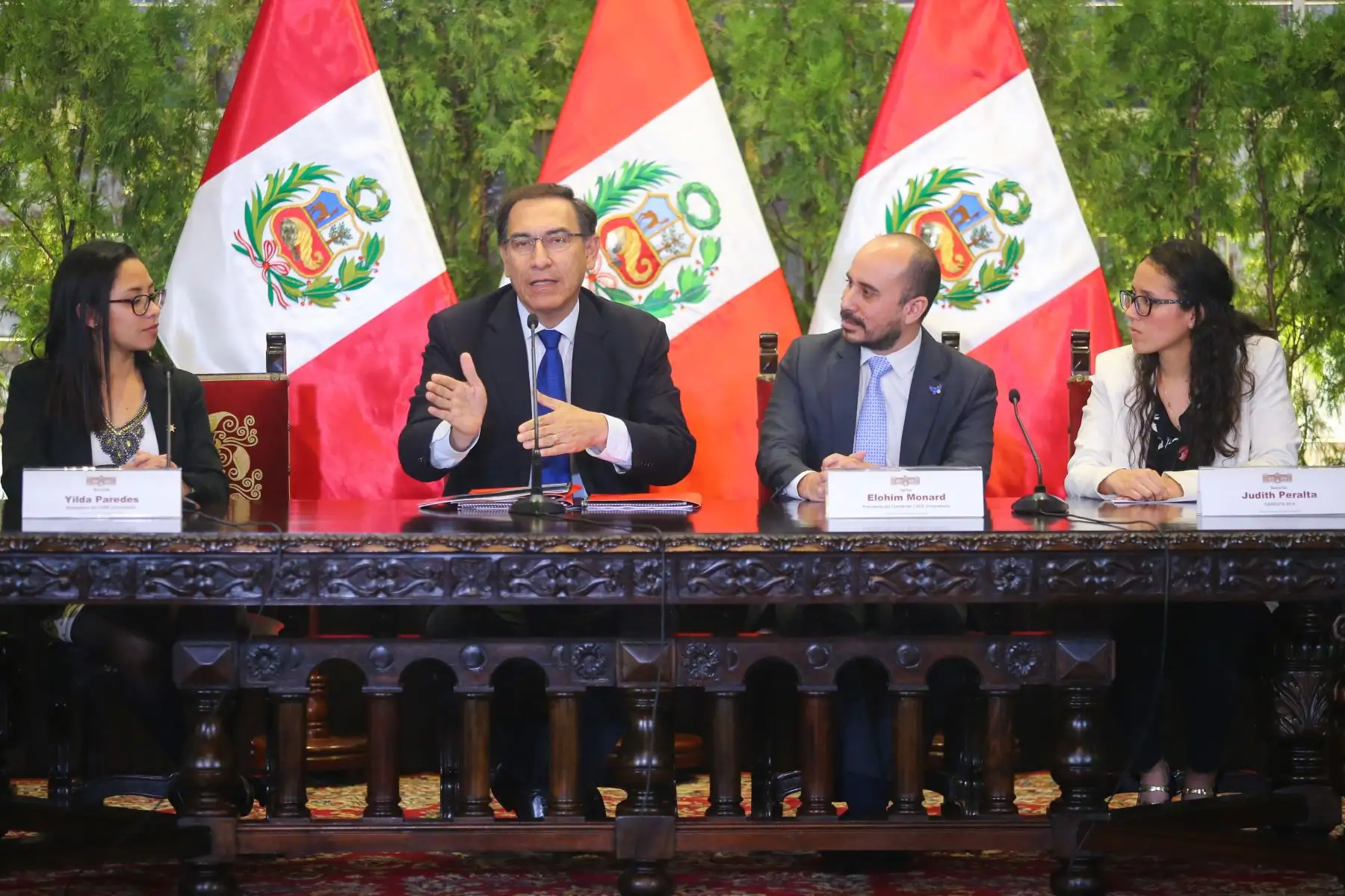 Presidente Martín Vizcarra, recibe a los embajadores y representantes del CADE Universitario en Palacio de Gobierno.