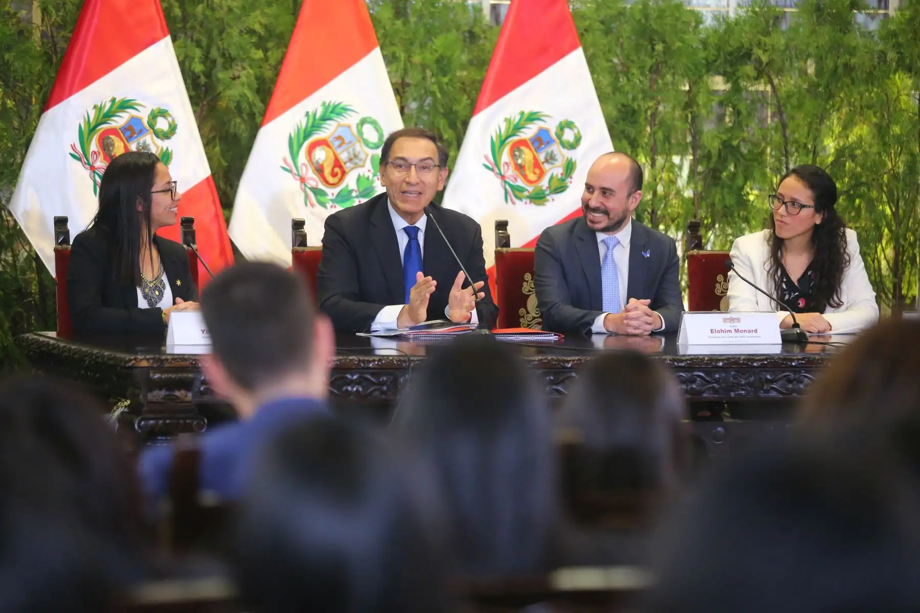 Presidente Martín Vizcarra, recibe a los embajadores y representantes del CADE Universitario en Palacio de Gobierno.