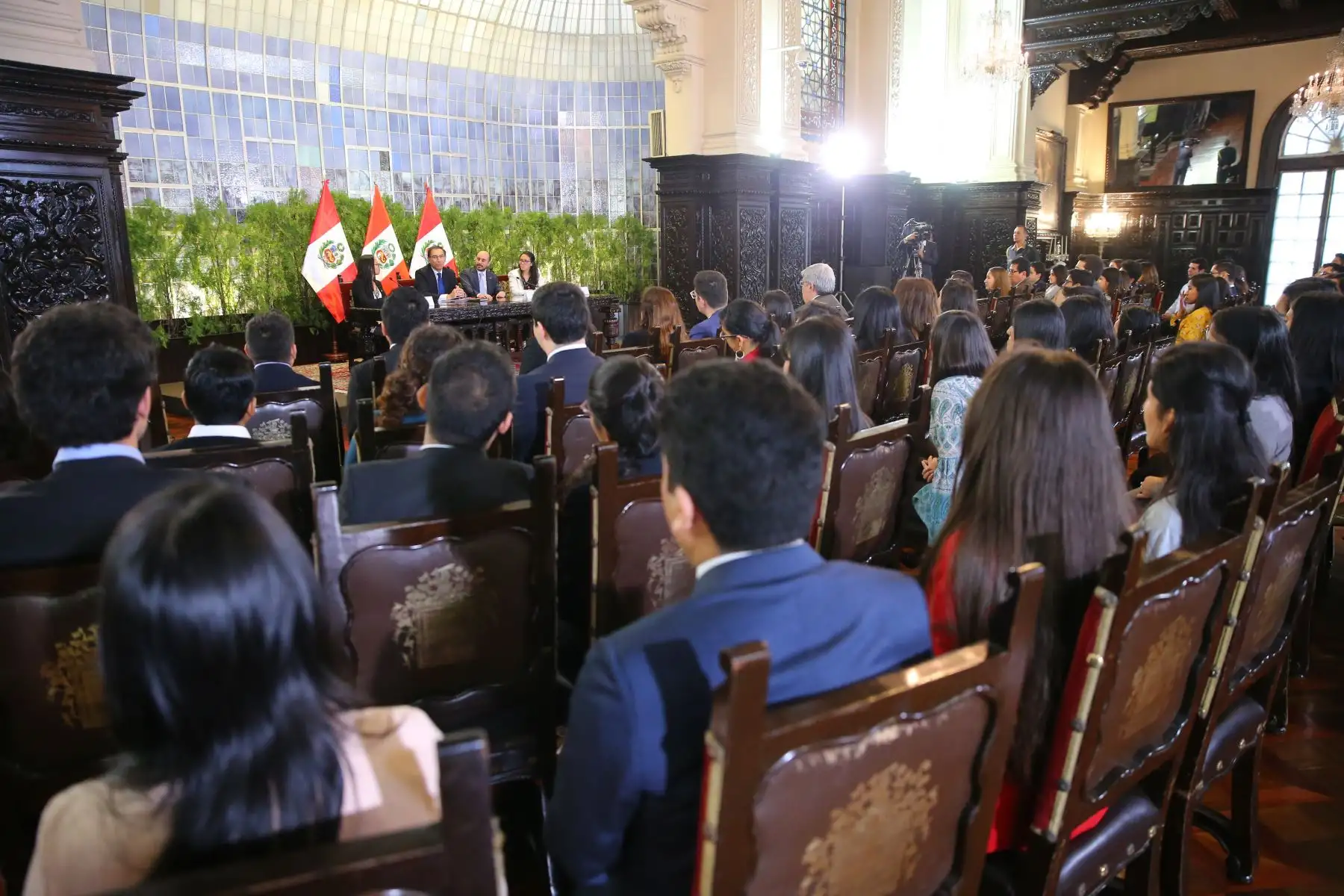 Presidente Martín Vizcarra, recibe a los embajadores y representantes del CADE Universitario en Palacio de Gobierno.
