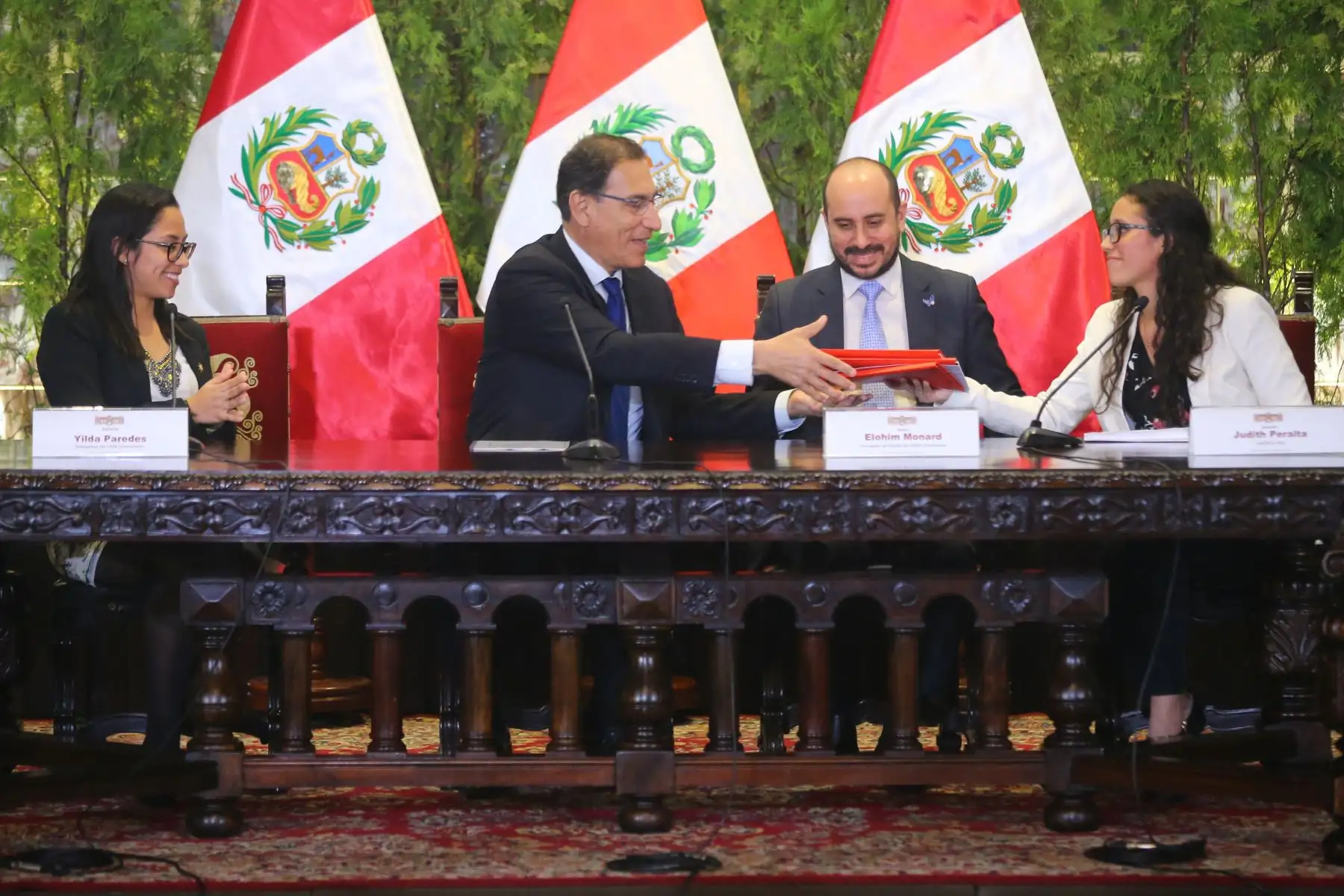 Presidente Martín Vizcarra, recibe a los embajadores y representantes del CADE Universitario en Palacio de Gobierno.