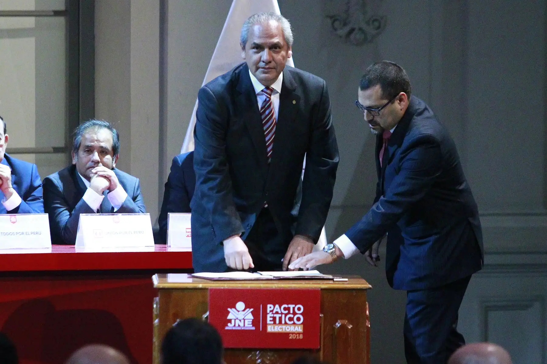 Omar Quesada del Partido Aprista Peruano participa en la ceremonia del Pacto Ético Electoral 2018 que organiza el Jurado Nacional de Elecciones(JNE). Foto: ANDINA/Eddy Ramos.Foto: ANDINA/Eddy Ramos