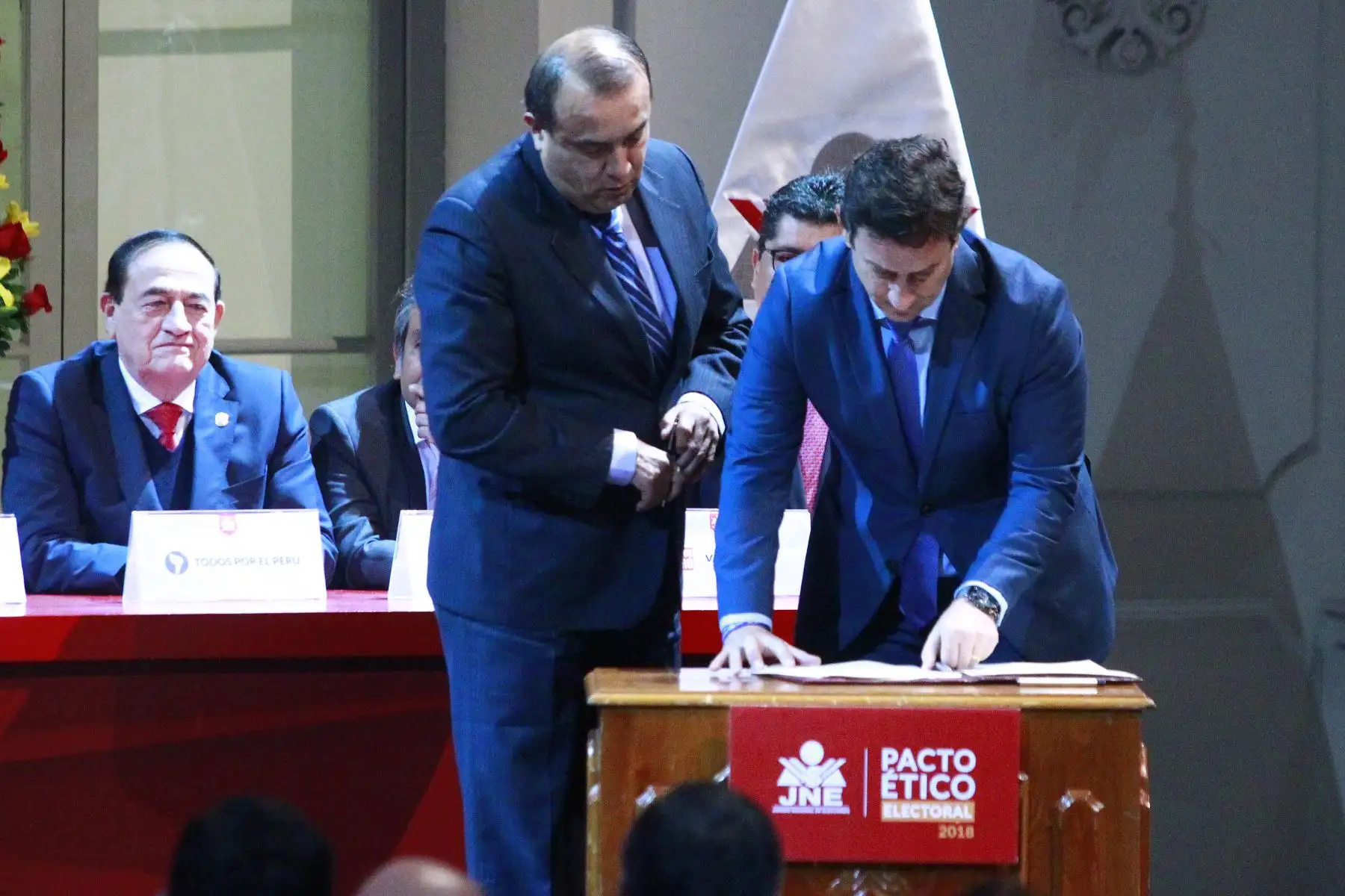 Renzo Reggiardo de Patria Segura participa en  la firma del Pacto Ético Electoral 2018 que organiza el Jurado Nacional de Elecciones(JNE). Foto: ANDINA/Eddy Ramos.