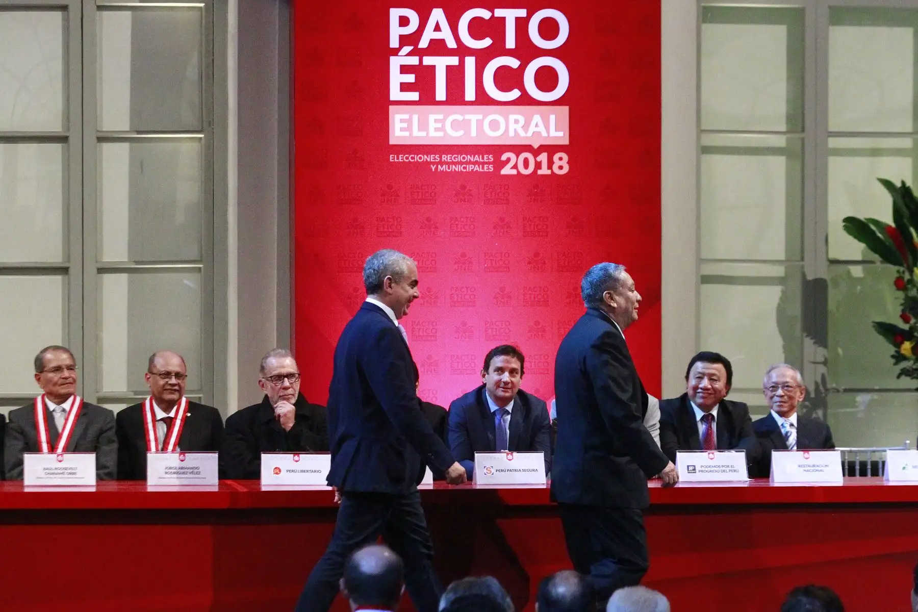 Candidatos a la alcaldía de Lima participan de  la firma del Pacto Ético Electoral 2018 que organiza el Jurado Nacional de Elecciones(JNE). Foto: ANDINA/Eddy Ramos.Foto: ANDINA/Eddy Ramos