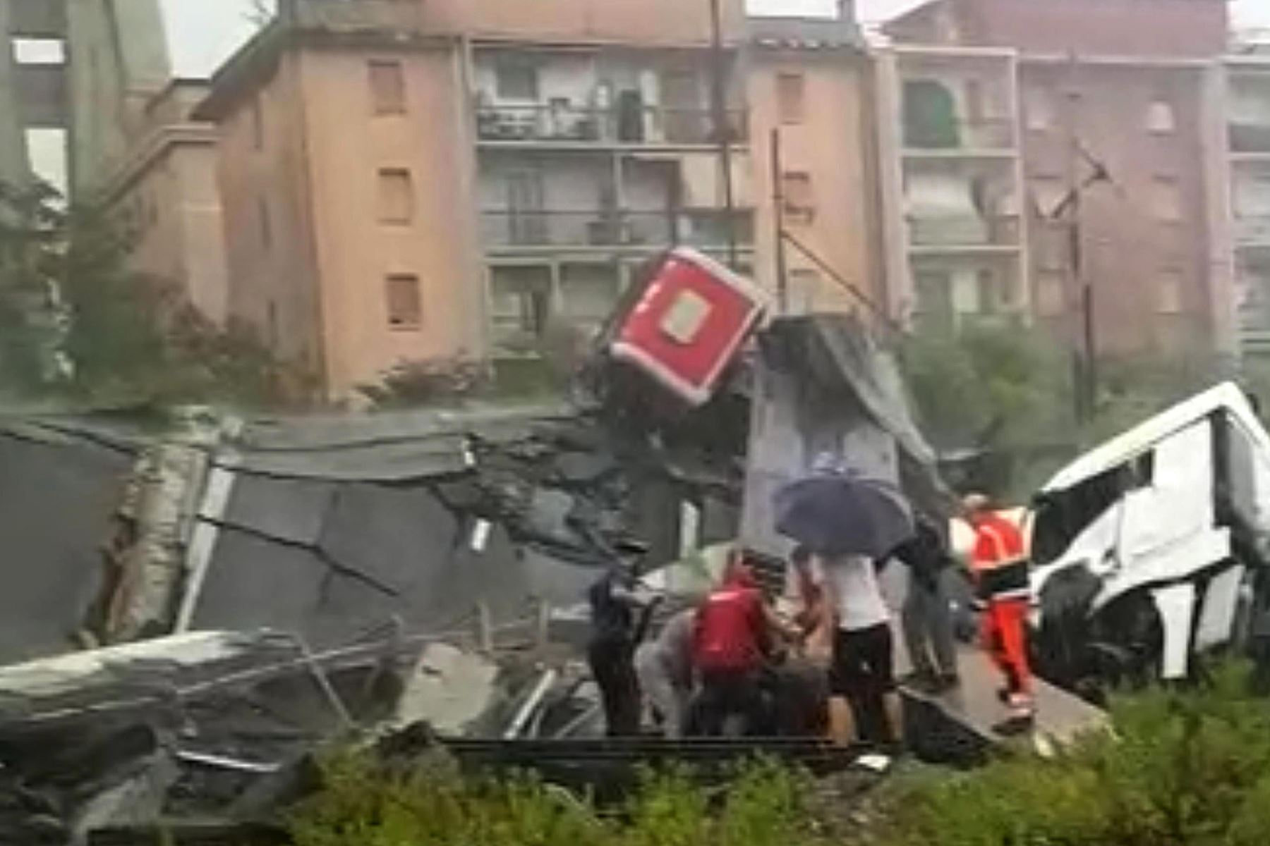 Varios miembros de los equipos de rescate trabajan en el lugar donde se desplomó un viaducto sobre la autopista A10 en Génova (Italia) hoy, 14 de agosto de 2018. EFE