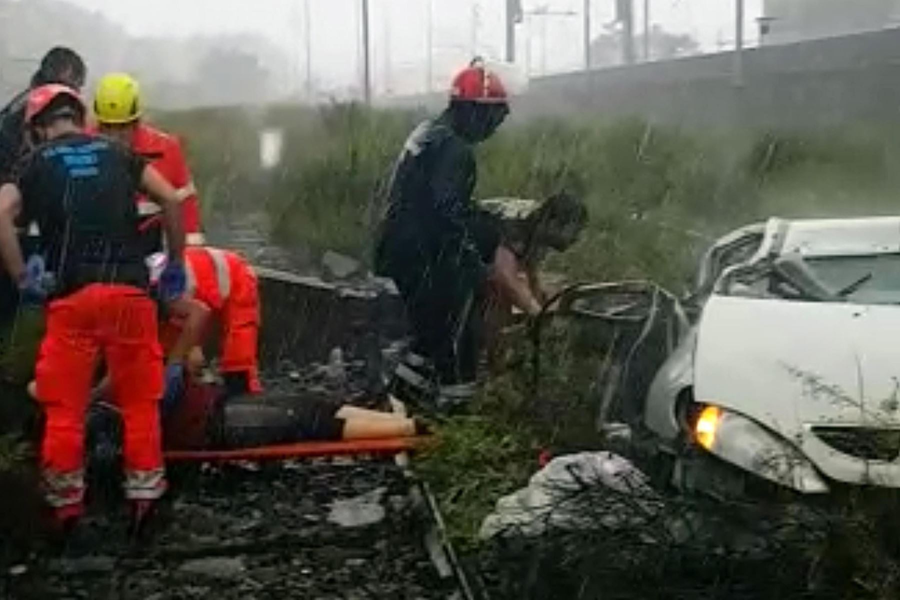 Varios miembros de los equipos de rescate atienden a una de las víctimas tras desplomarse un viaducto sobre la autopista A10 en Génova (Italia) hoy, 14 de agosto de 2018. EFE