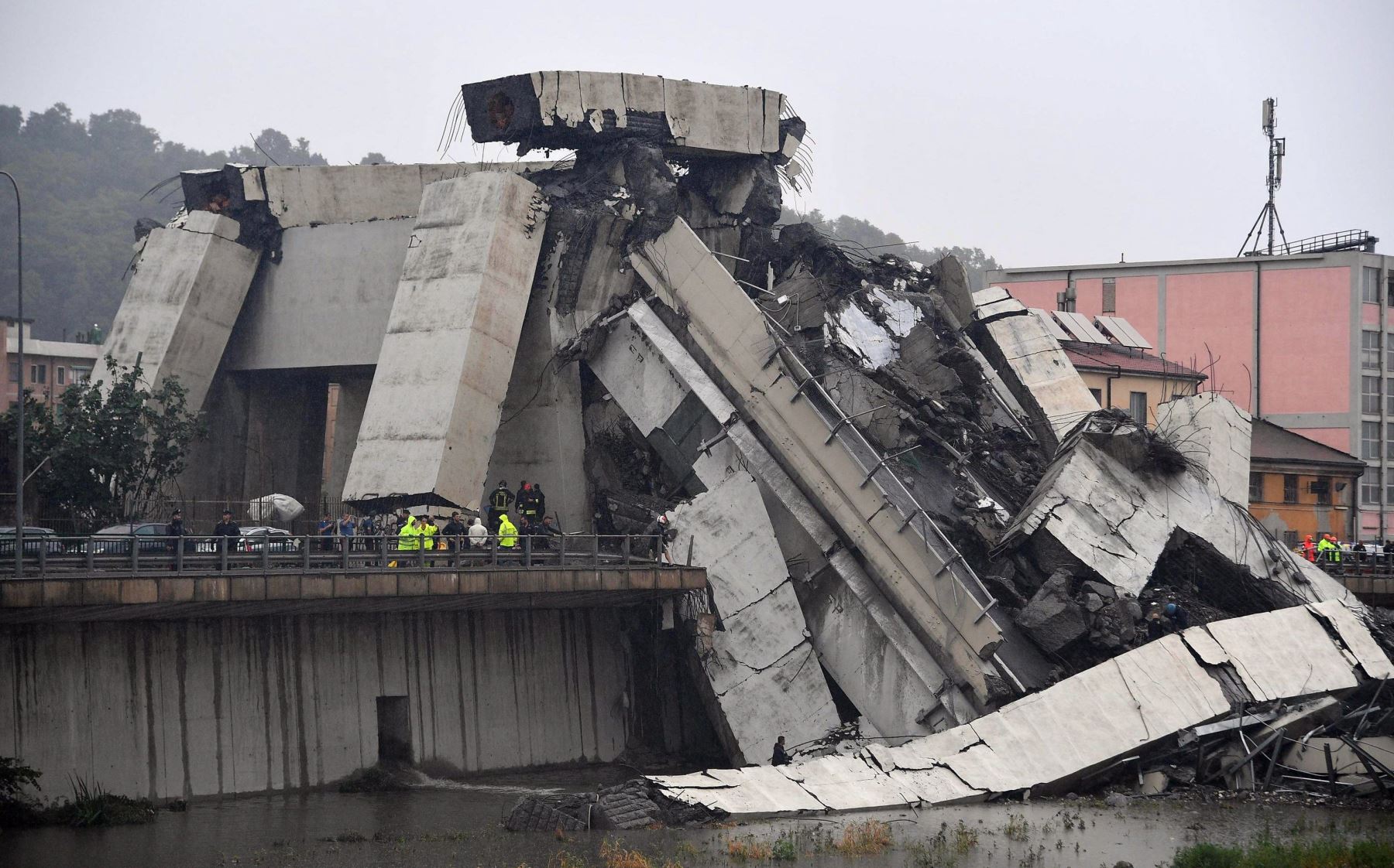 Vista de la sección del viaducto Morandi que se desplomó en Génova (Italia) hoy, 14 de agosto de 2018. EFE/