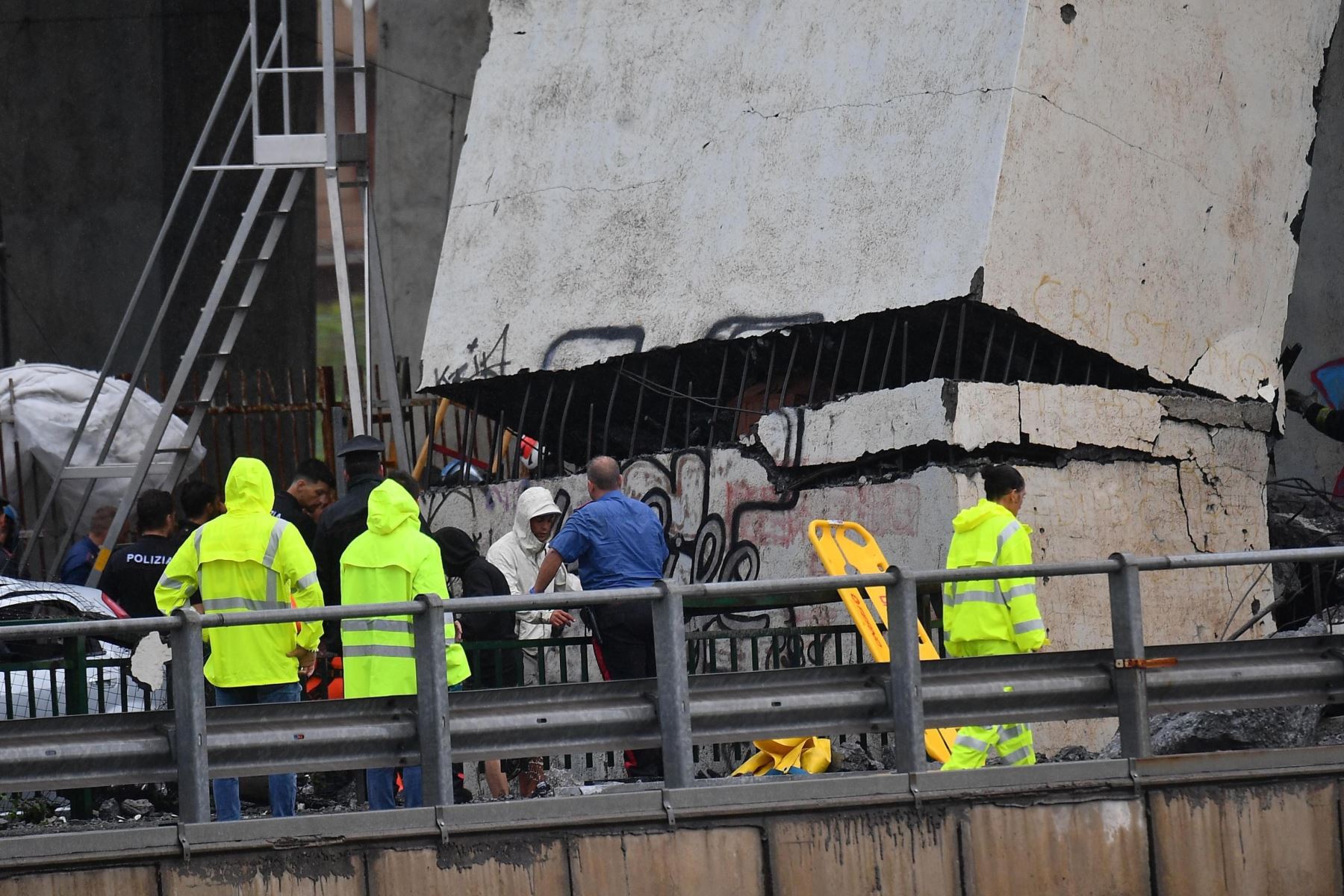 Miembros de los servicios de emergencia trabajan en el lugar tras derrumbarse una sección del viaducto Morandi en Génova (Italia) hoy, 14 de agosto de 2018. EFE