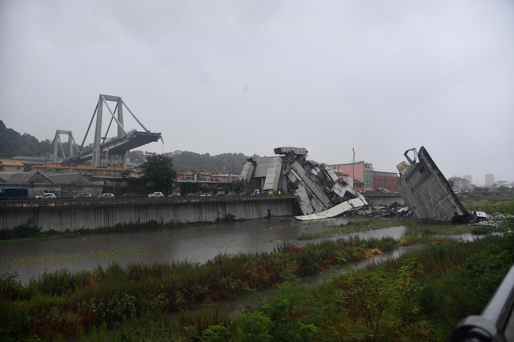 Vista del viaducto Morandi tras derrumbarse una sección de la infraestructura en Génova (Italia) hoy, 14 de agosto de 2018. EFE