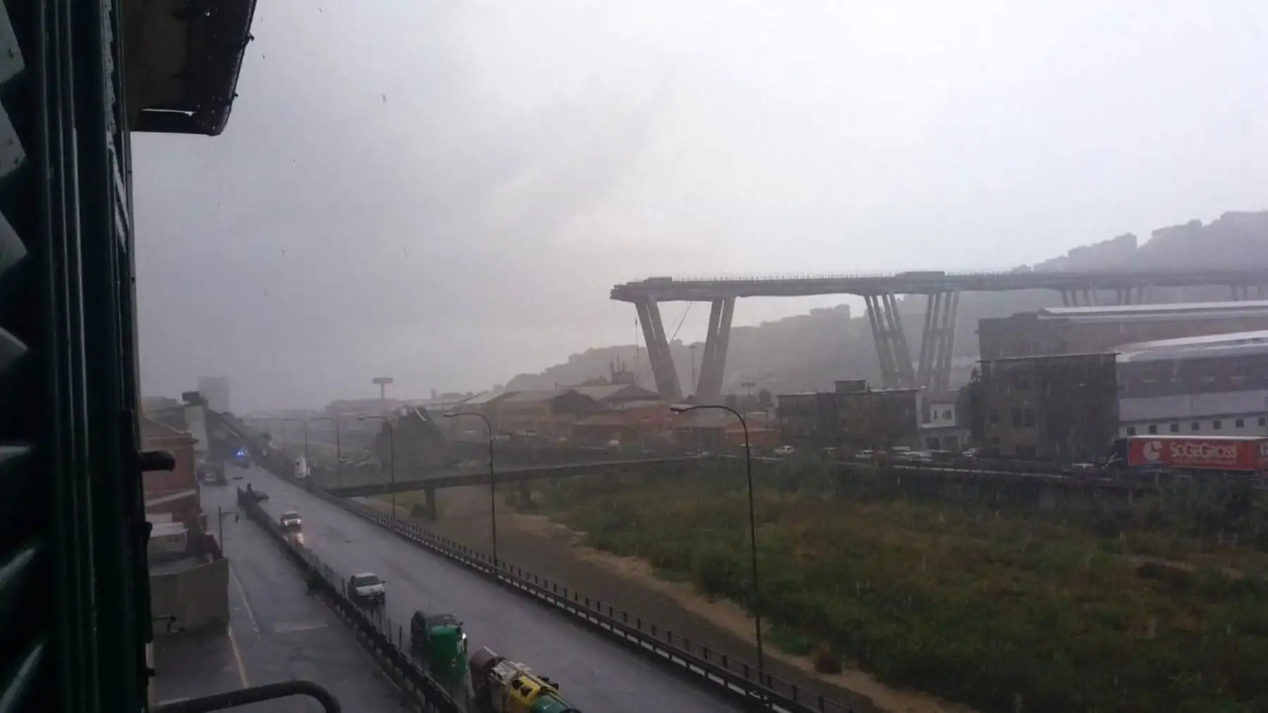 Varios ciudadanos observan los trabajos de los miembros de los servicios de emergencia tras derrumbarse una sección del viaducto Morandi en Génova (Italia) hoy, 14 de agosto de 2018. EFE