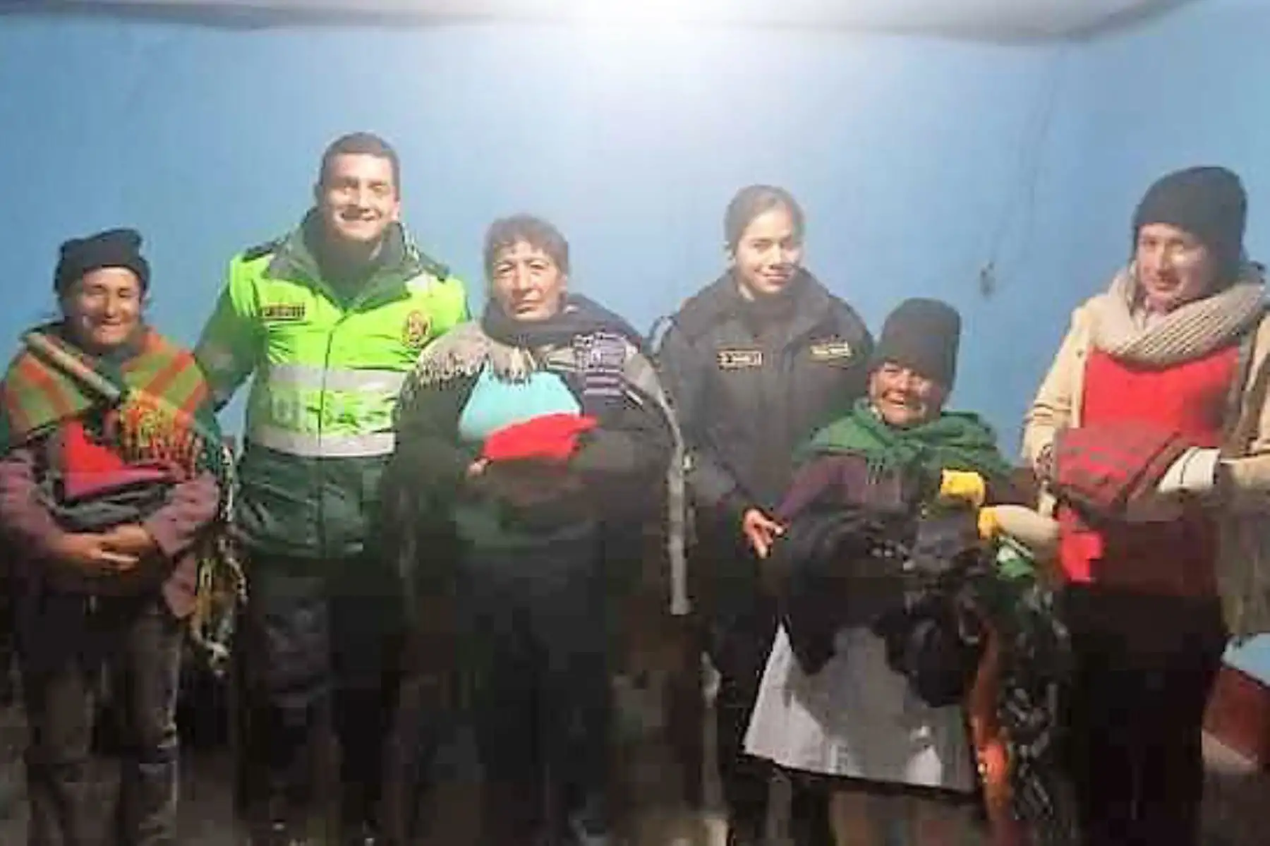 Policía entrega frazadas y prendas de abrigo a afectados por bajas temperaturas en Pasco. ANDINA/Difusión