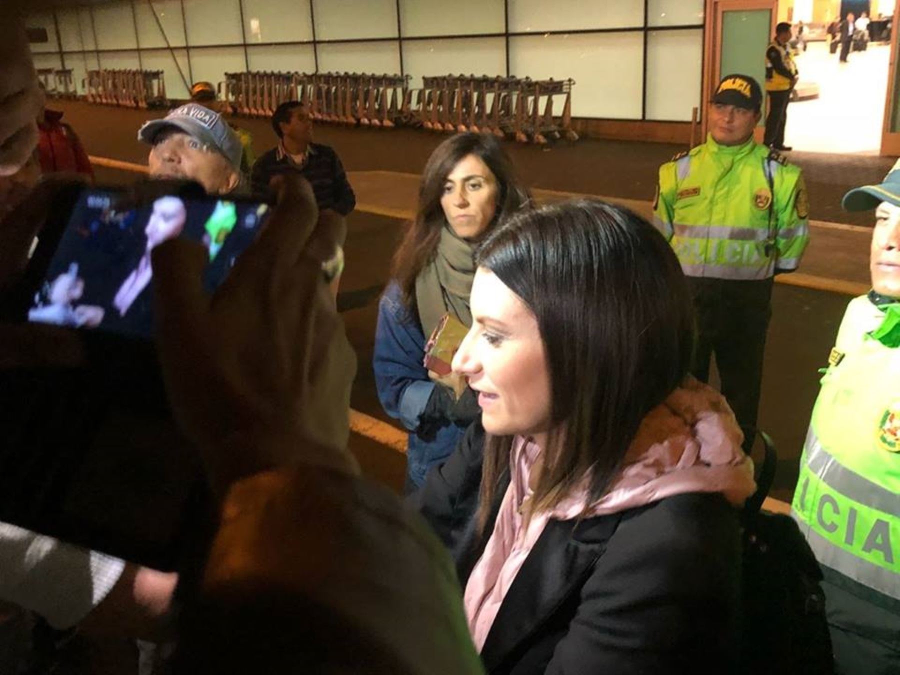 Laura en el aeropuerto limeño atendiendo a sus fans pese al frío reinante. Foto cortesía facebook Laura pausini PERÚ.