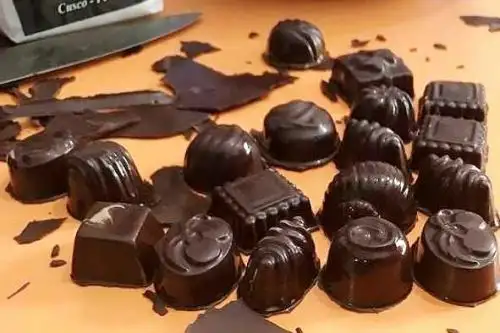 El consumo de chocolate de calidad y de manera frecuente trae múltiples beneficios para la salud, además de constituir una golosina que suele agradar a las personas por su fácil combinación con otros alimentos y es un ingrediente infaltable en la mayoría de postres. ANDINA/Difusión