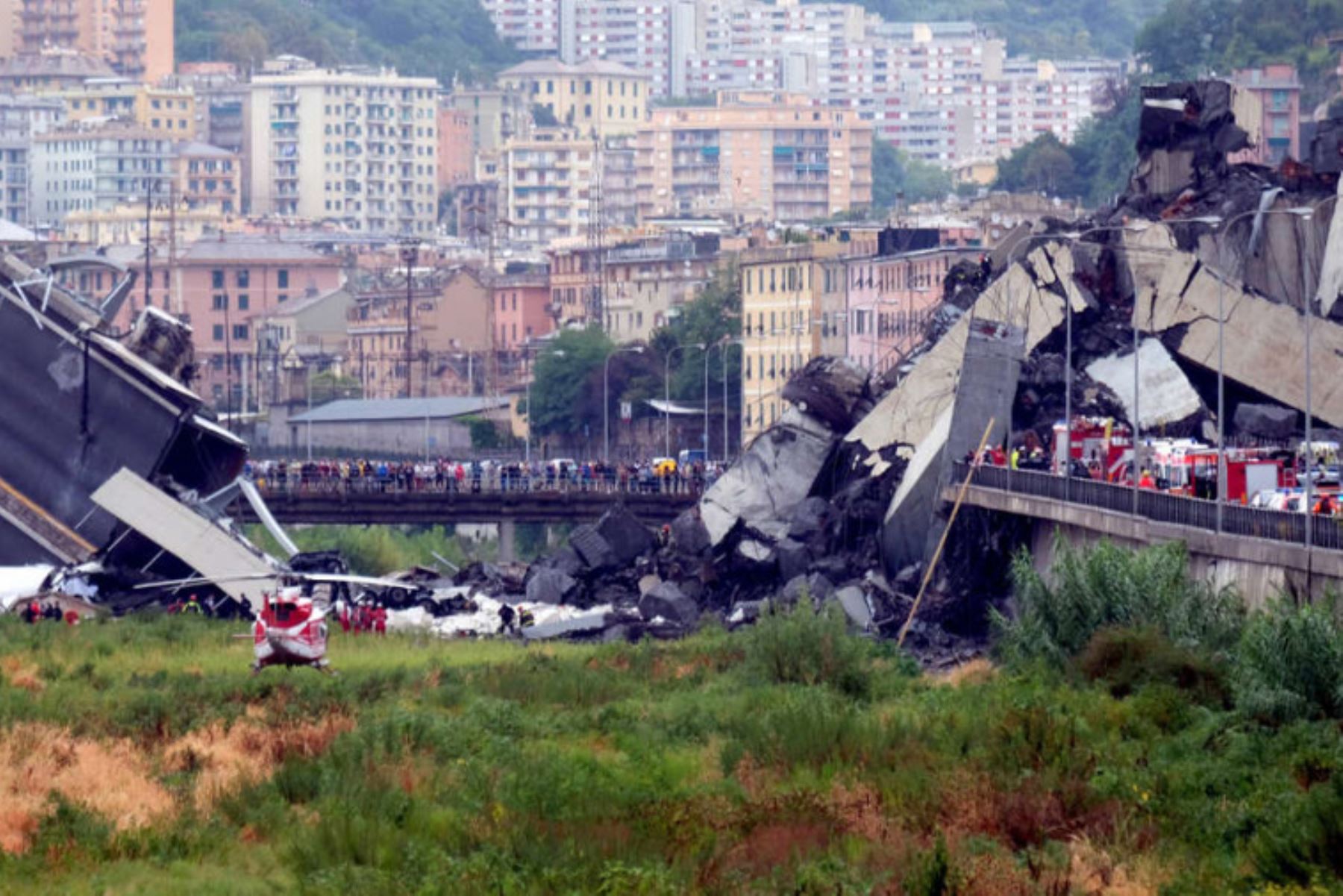 Génova: muertos por derrumbe de puente ya suman una treintena. Foto: AFP.