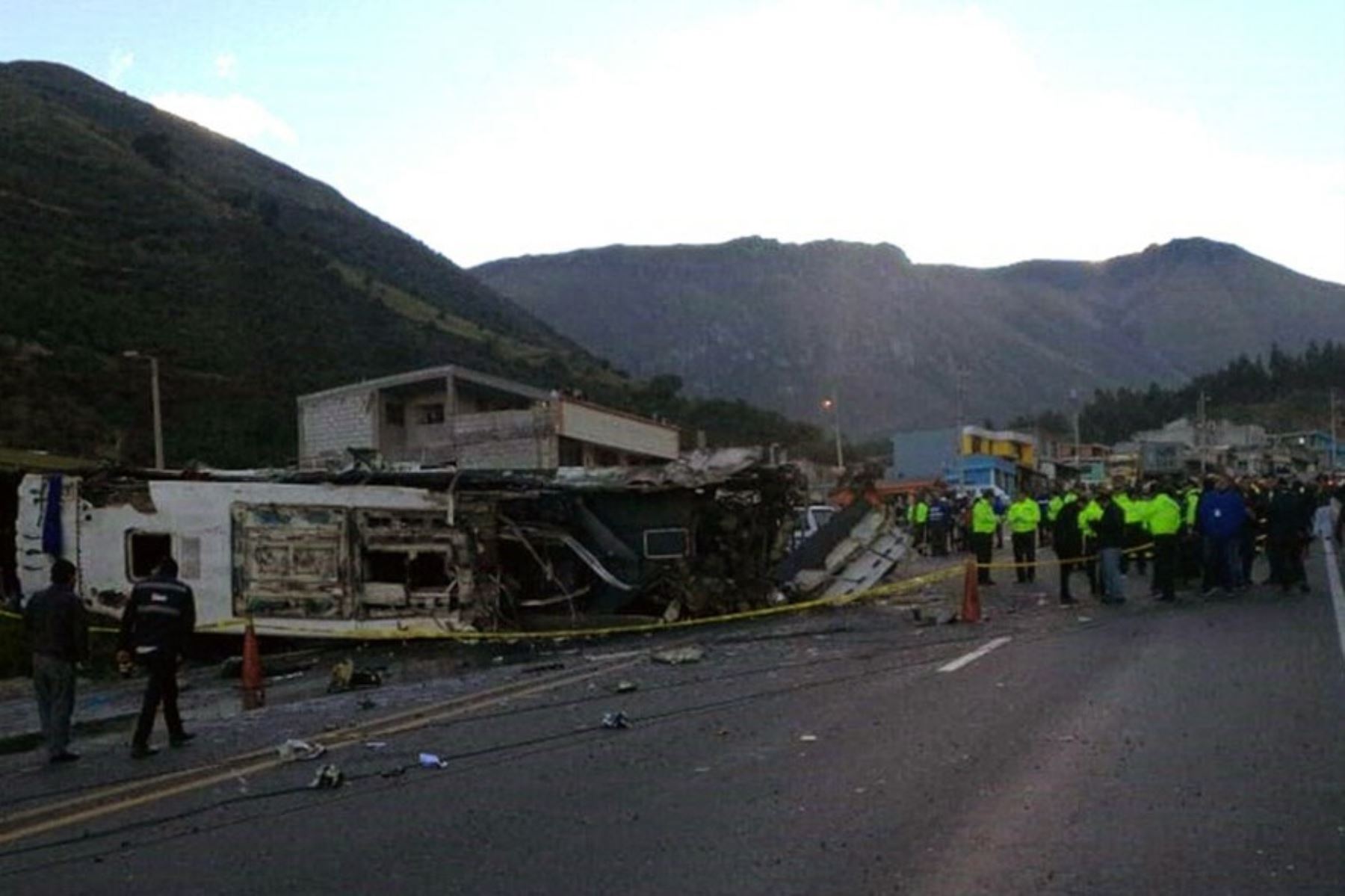 Policías, rescatistas y bomberos trabajando en la escena del accidente del autobús en Ecuador Foto: AFP