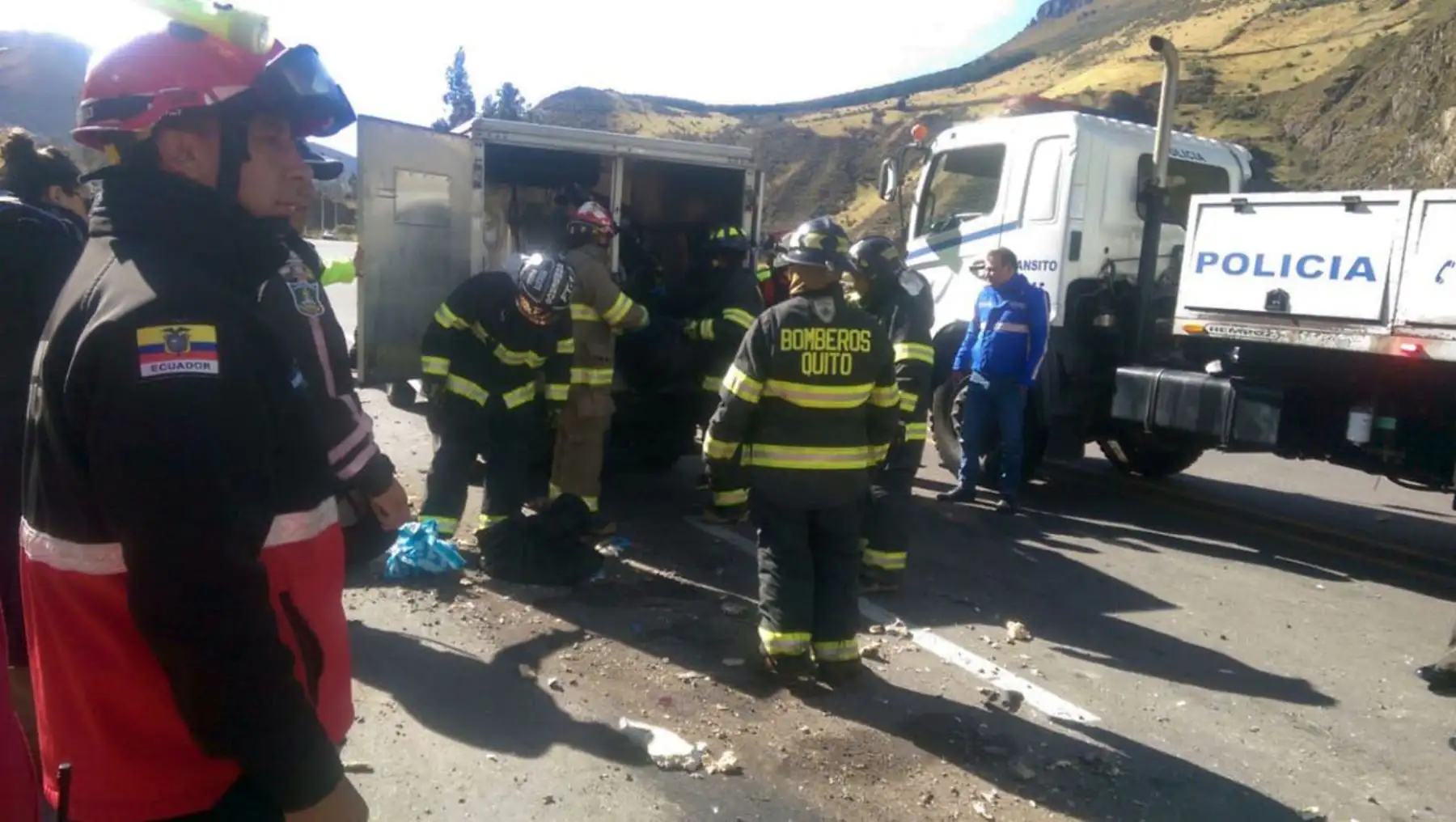 Policías, rescatistas y bomberos trabajando en la escena del accidente del autobús en Ecuador Foto: AFP