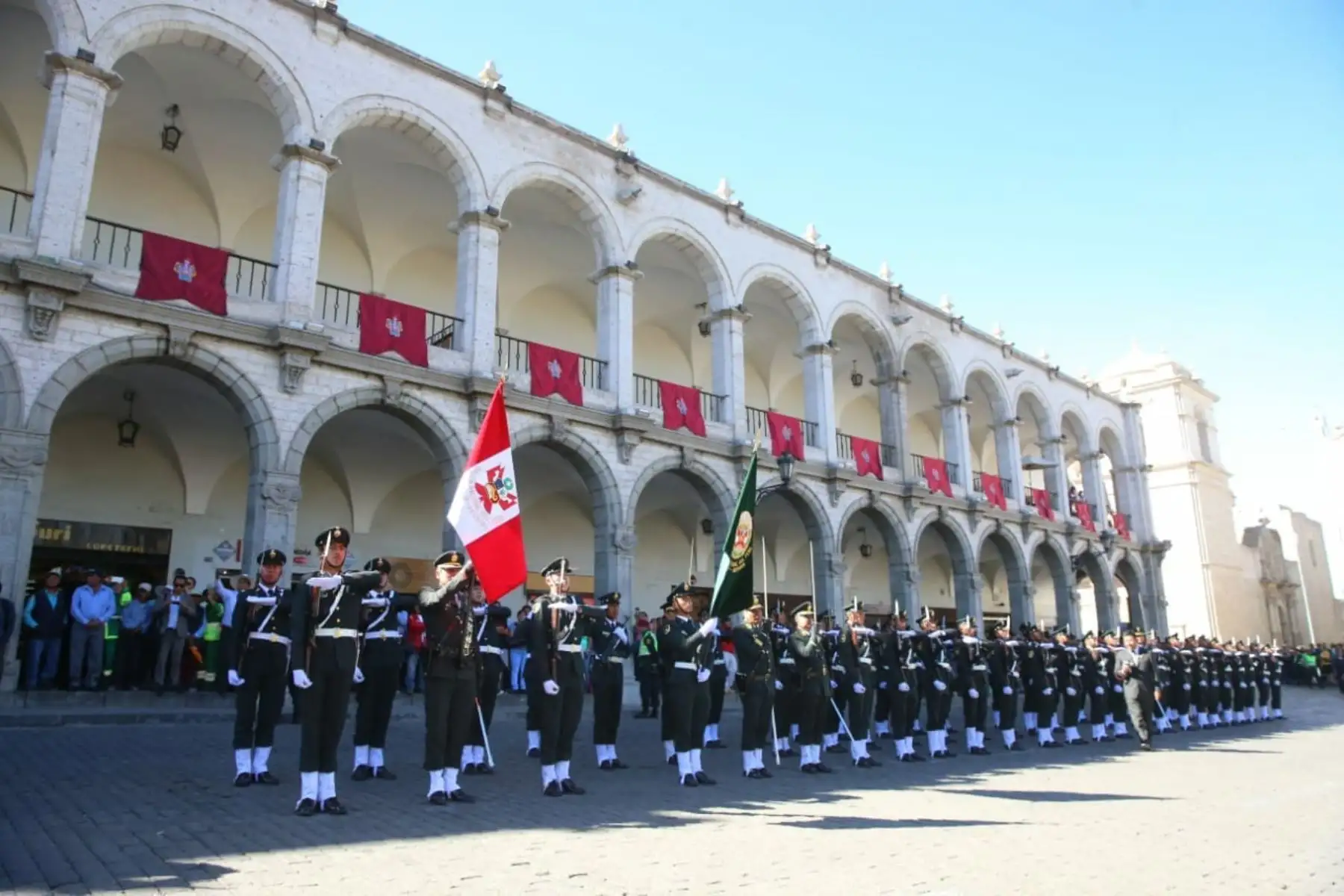 Presidente de la República, Martín Vizcarra participa en la ceremonia de izamiento del Pabellón Nacional con ocasión del 478 aniversario de la fundación española de Arequipa. Foto: ANDINA/Prensa Presidencia