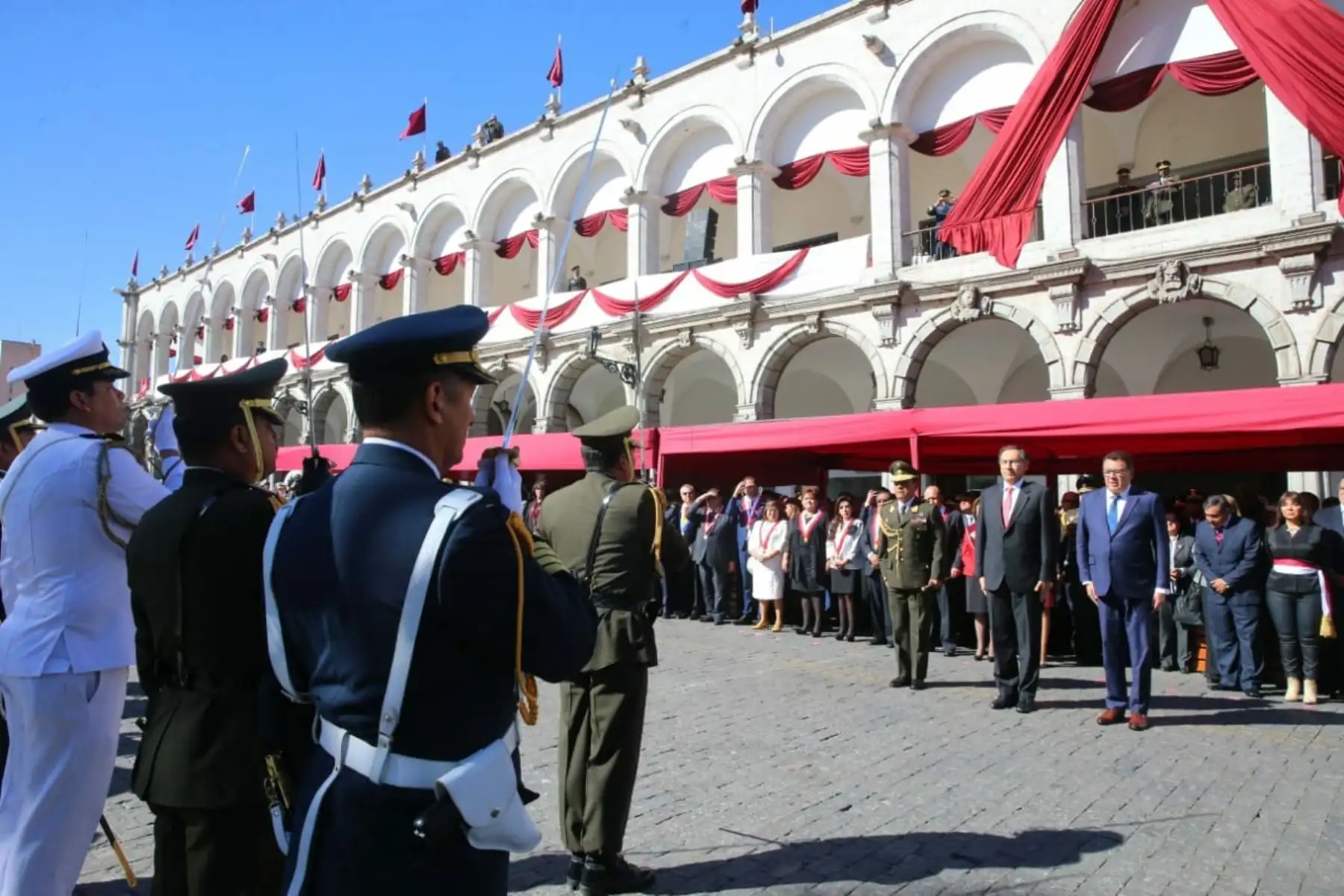 Presidente de la República, Martín Vizcarra, participa en la ceremonia de izamiento del Pabellón Nacional con ocasión del 478 aniversario de la fundación española de Arequipa. Foto: ANDINA/Prensa Presidencia