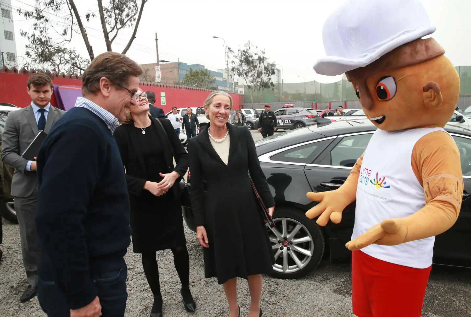 La ministra de Comercio y Promoción  de Exportaciones de Reino Unido,Baronesa Rona Fairhead y el  presidente de Lima 2019, Carlos Neuhaus  quien la acompaño a un recorrido por las diferentes áreas de la Videna. Foto: ANDINA/Norman Córdova