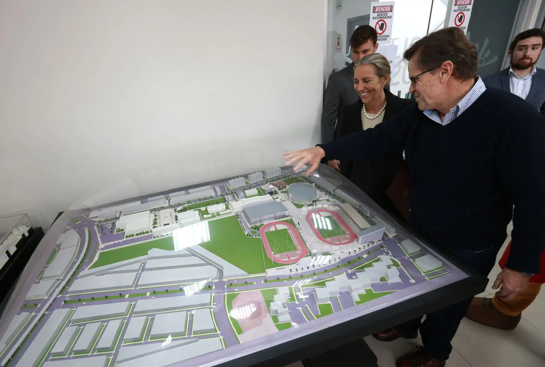 La ministra de Comercio y Promoción  de Exportaciones de Reino Unido,Baronesa Rona Fairhead y el  presidente de Lima 2019, Carlos Neuhaus  quien la acompaño a un recorrido por las diferentes áreas de la Videna. Foto: ANDINA/Norman Córdova