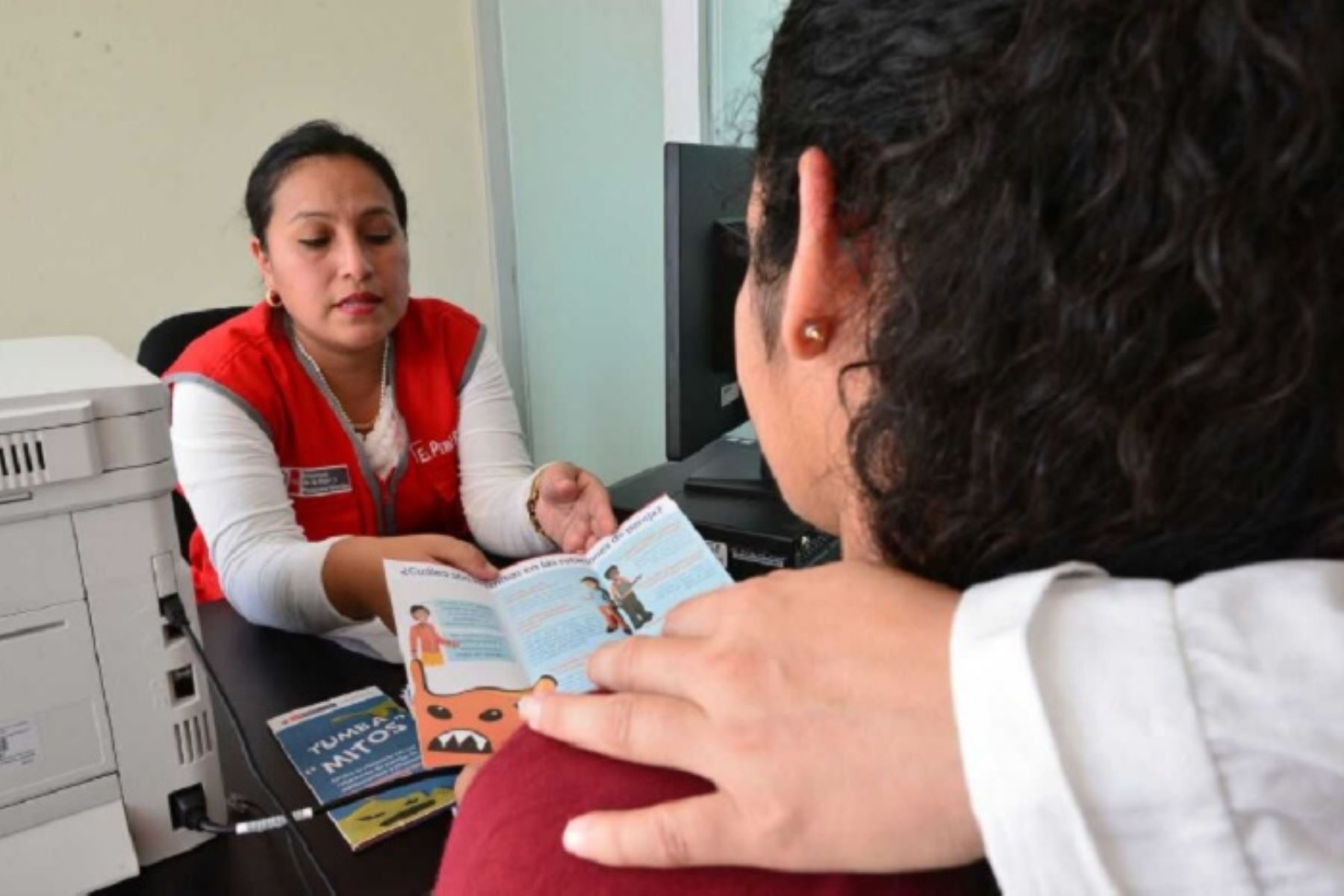 El Ministerio de la Mujer y Poblaciones Vulnerables (MIMP), a través de su Programa Nacional contra la Violencia Familiar y Sexual, capacitó a 126 trabajadoras y trabajadores que en los próximos días se sumarán a los Centros Emergencia Mujer (CEM) de las Comisarías de la Policía Nacional del Perú, a escala nacional. ANDINA/Difusión