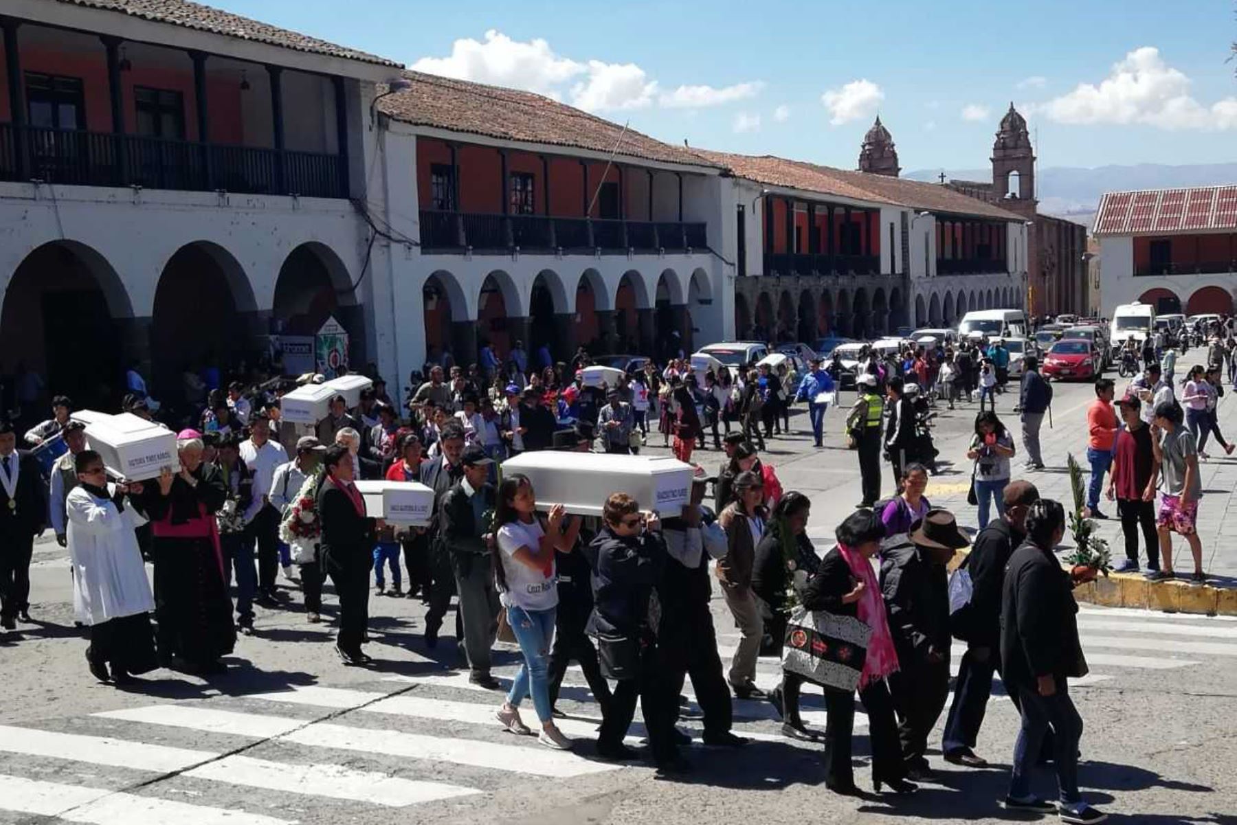 Los restos óseos de 14 personas desaparecidas en la región Ayacucho durante el periodo de violencia (1980-2000) fueron entregados hoy a sus familiares por el Ministerio de Justicia y Derechos Humanos (Minjusdh).