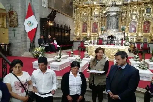 Entrega de restos de desaparecidos a sus familiares en Ayacucho.